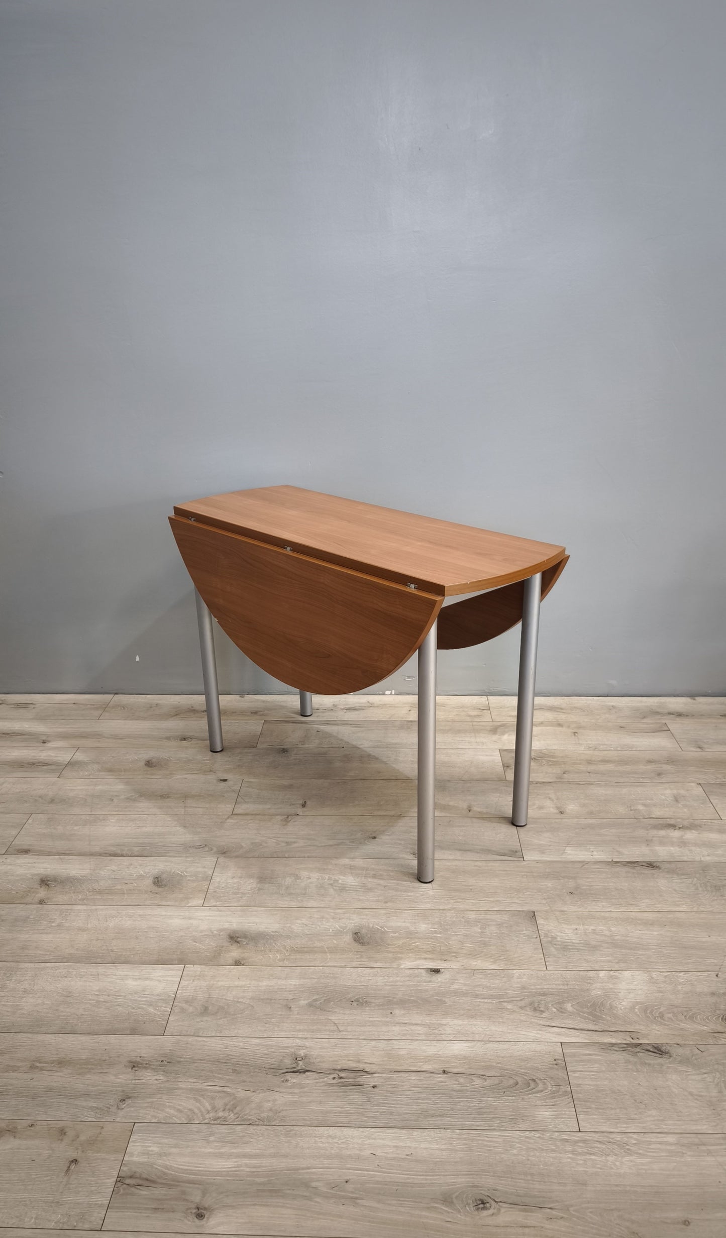 84248 Tavolo a bandelle con gambe in ferro