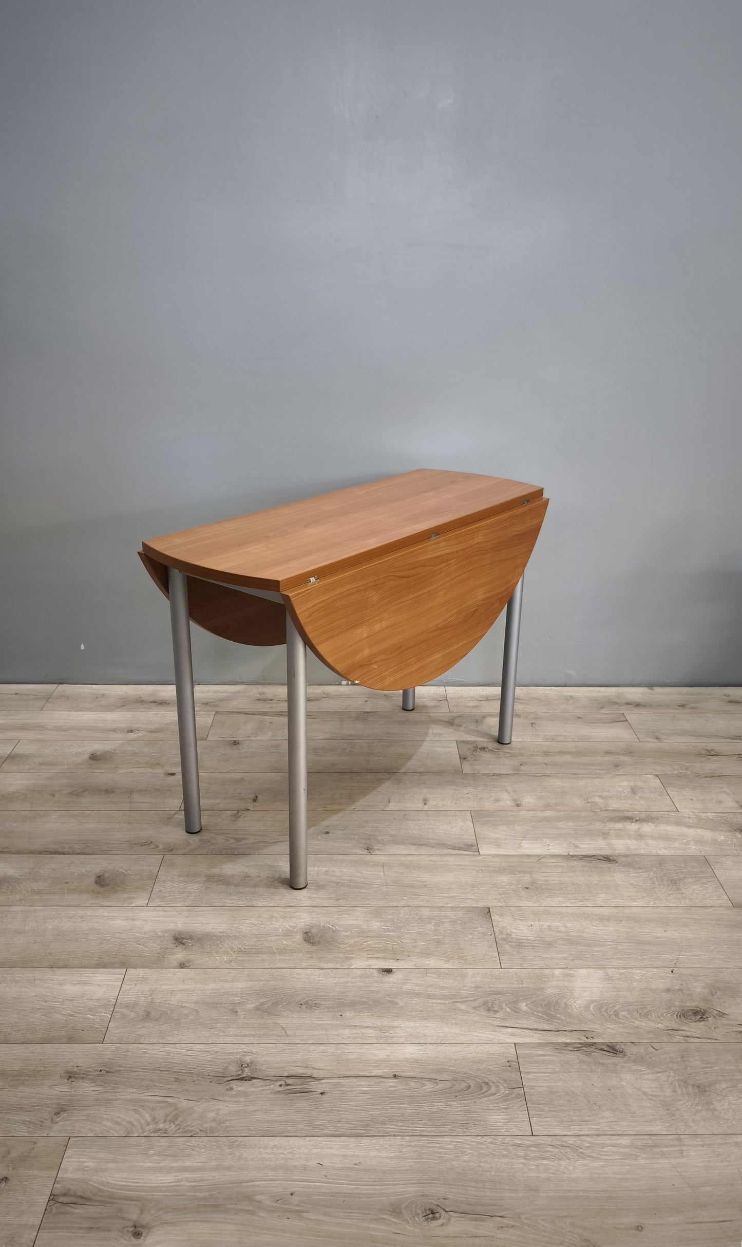 84248 Tavolo a bandelle con gambe in ferro