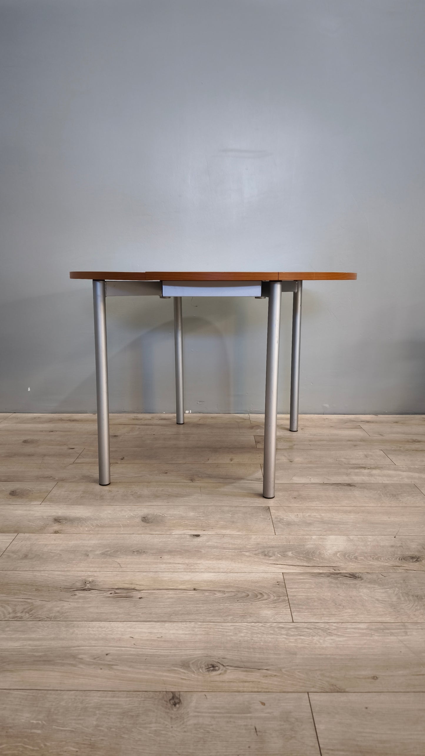 84248 Tavolo a bandelle con gambe in ferro