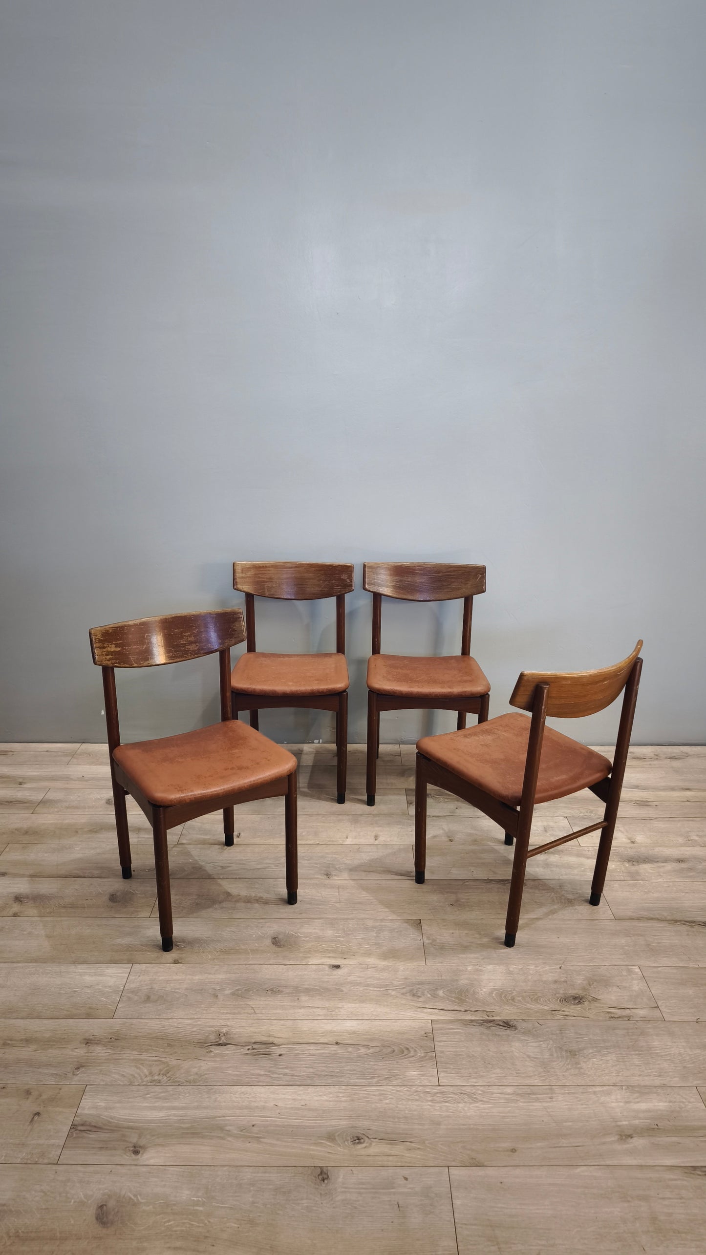 84232 Set n 4 sedie in legno stile nordico