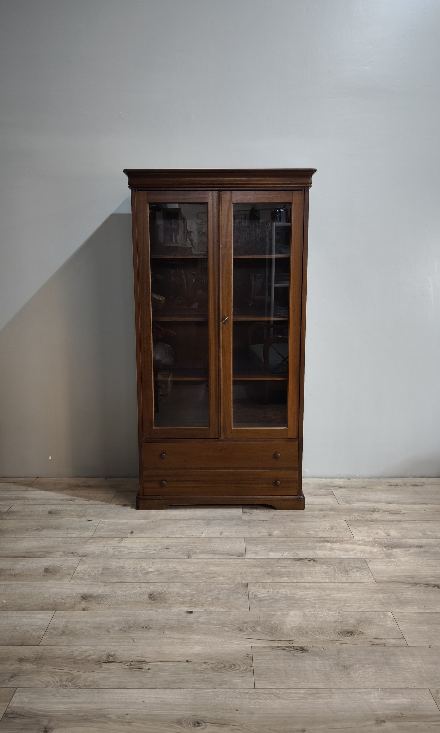 84508 Vetrina in legno due ante con due cassetti