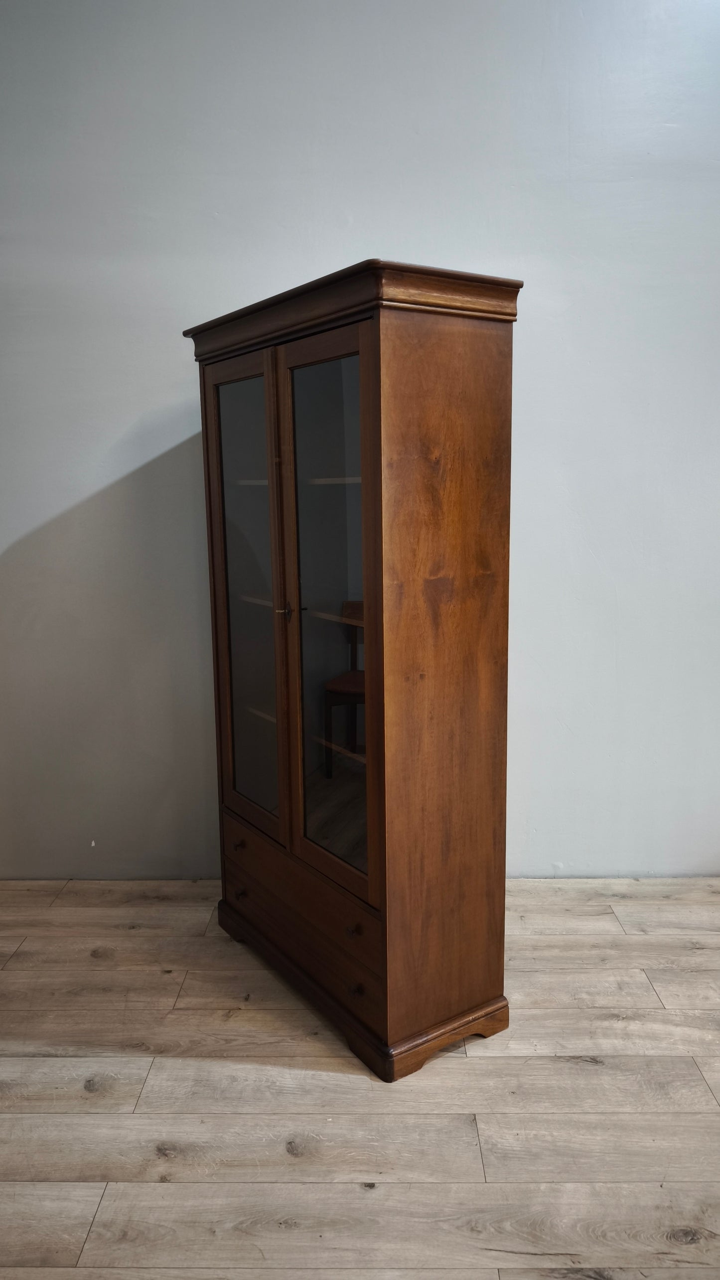 84508 Vetrina in legno due ante con due cassetti
