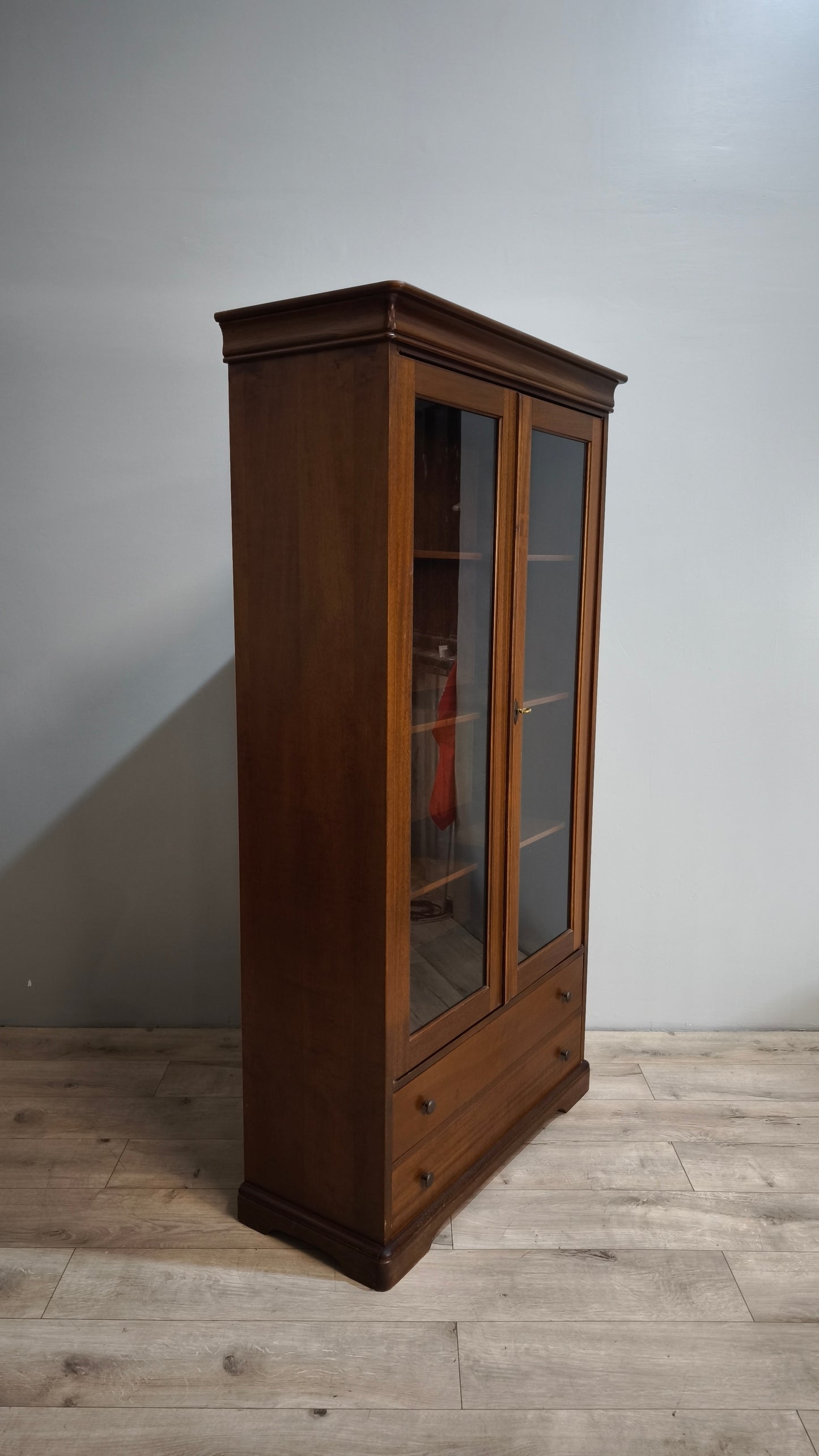 84508 Vetrina in legno due ante con due cassetti