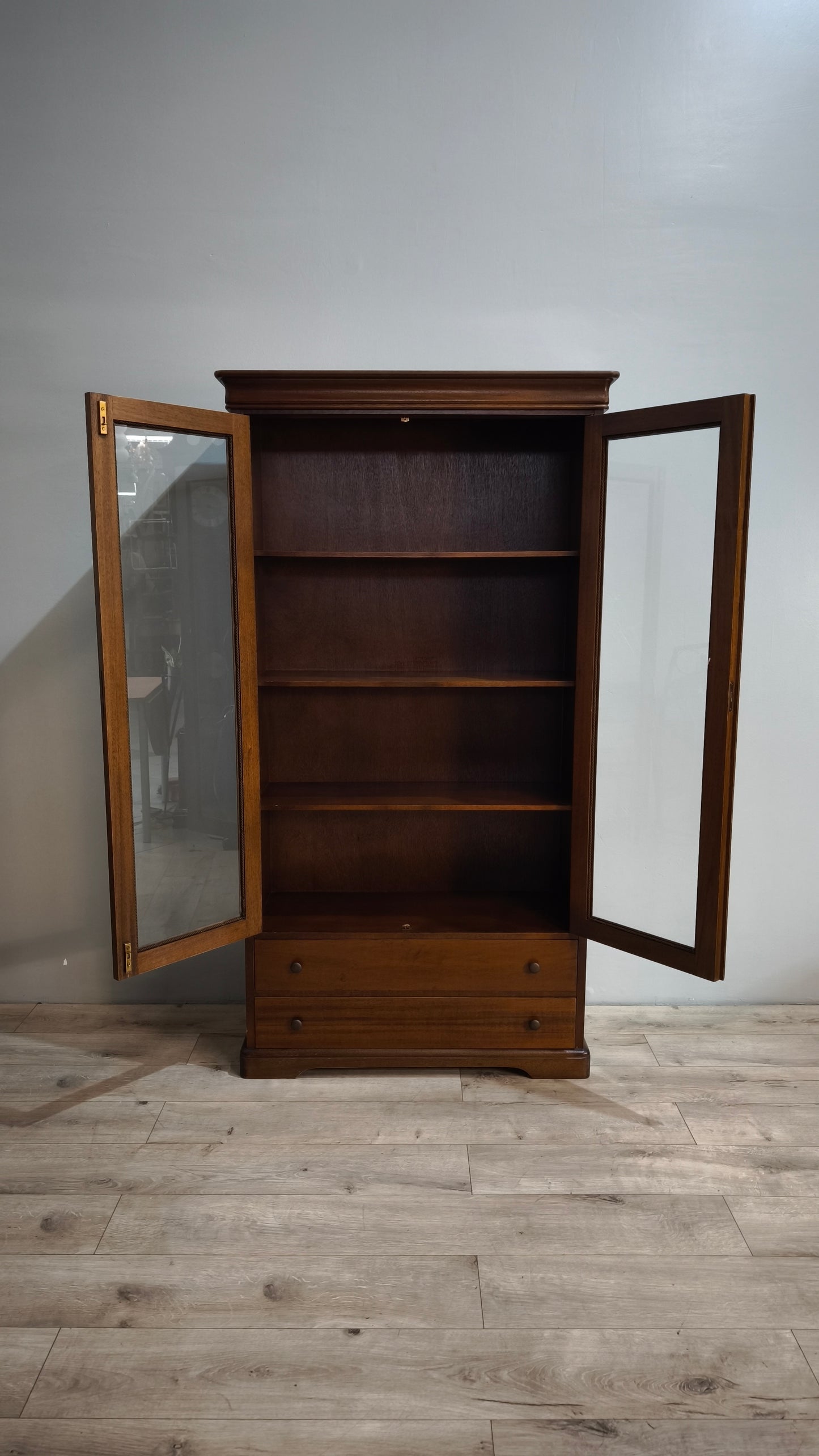 84508 Vetrina in legno due ante con due cassetti