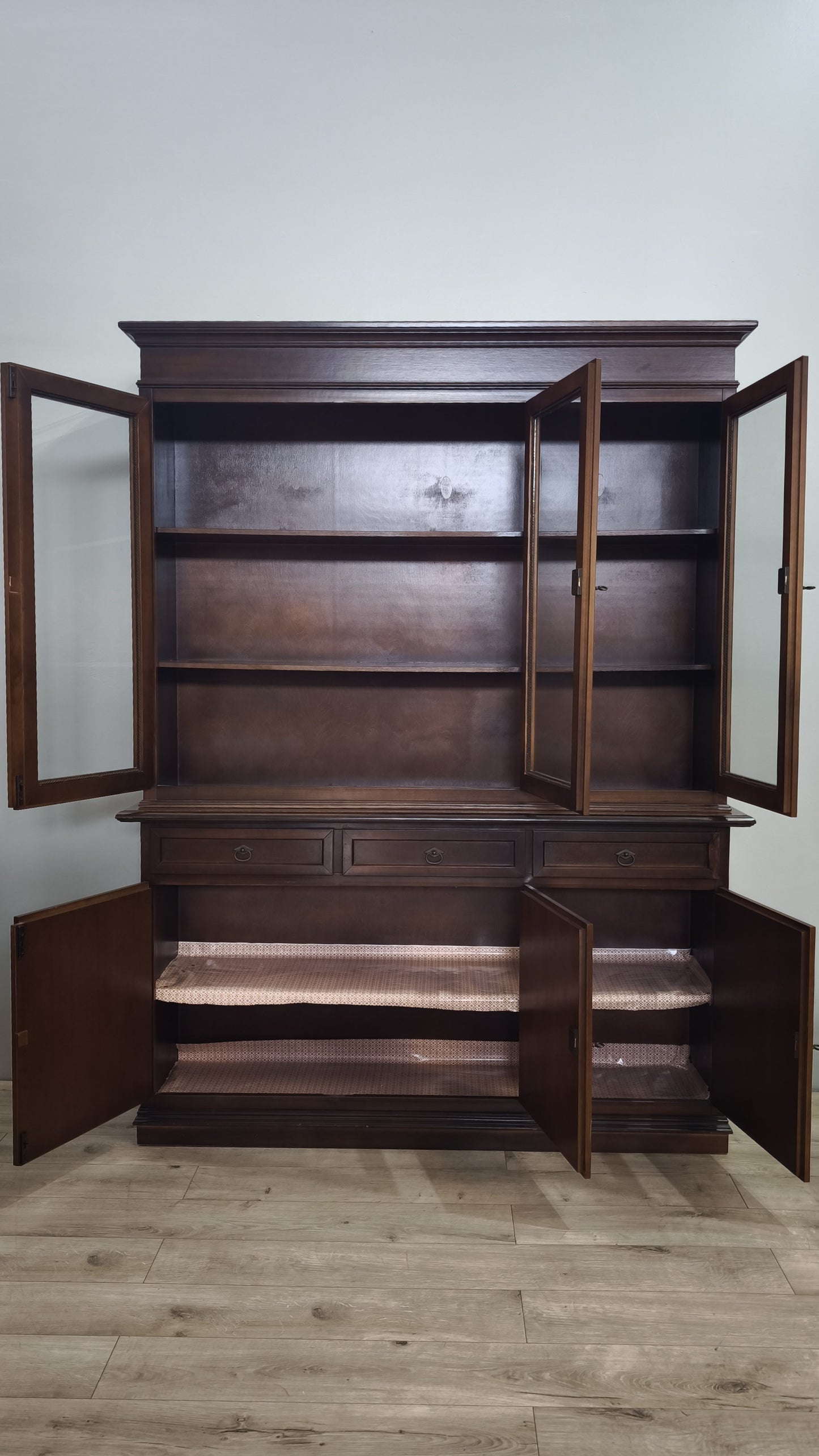 84570 Vetrina in legno tre ante