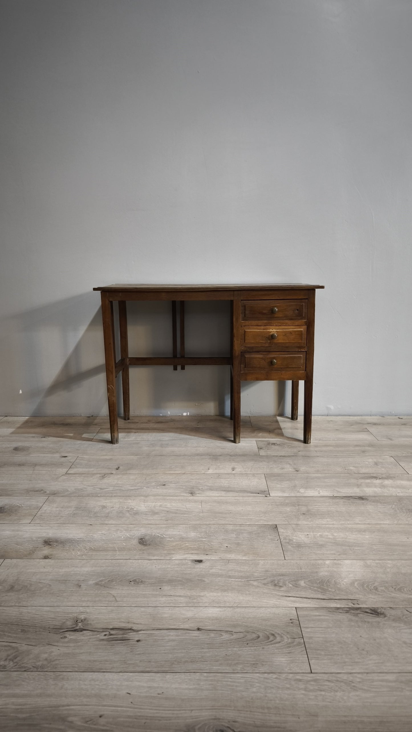 84577 Piccolo scrittoio in legno con tre cassetti laterali