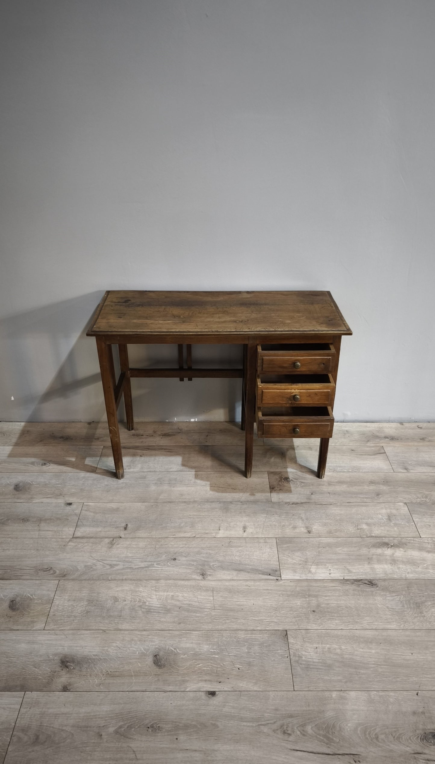 84577 Piccolo scrittoio in legno con tre cassetti laterali