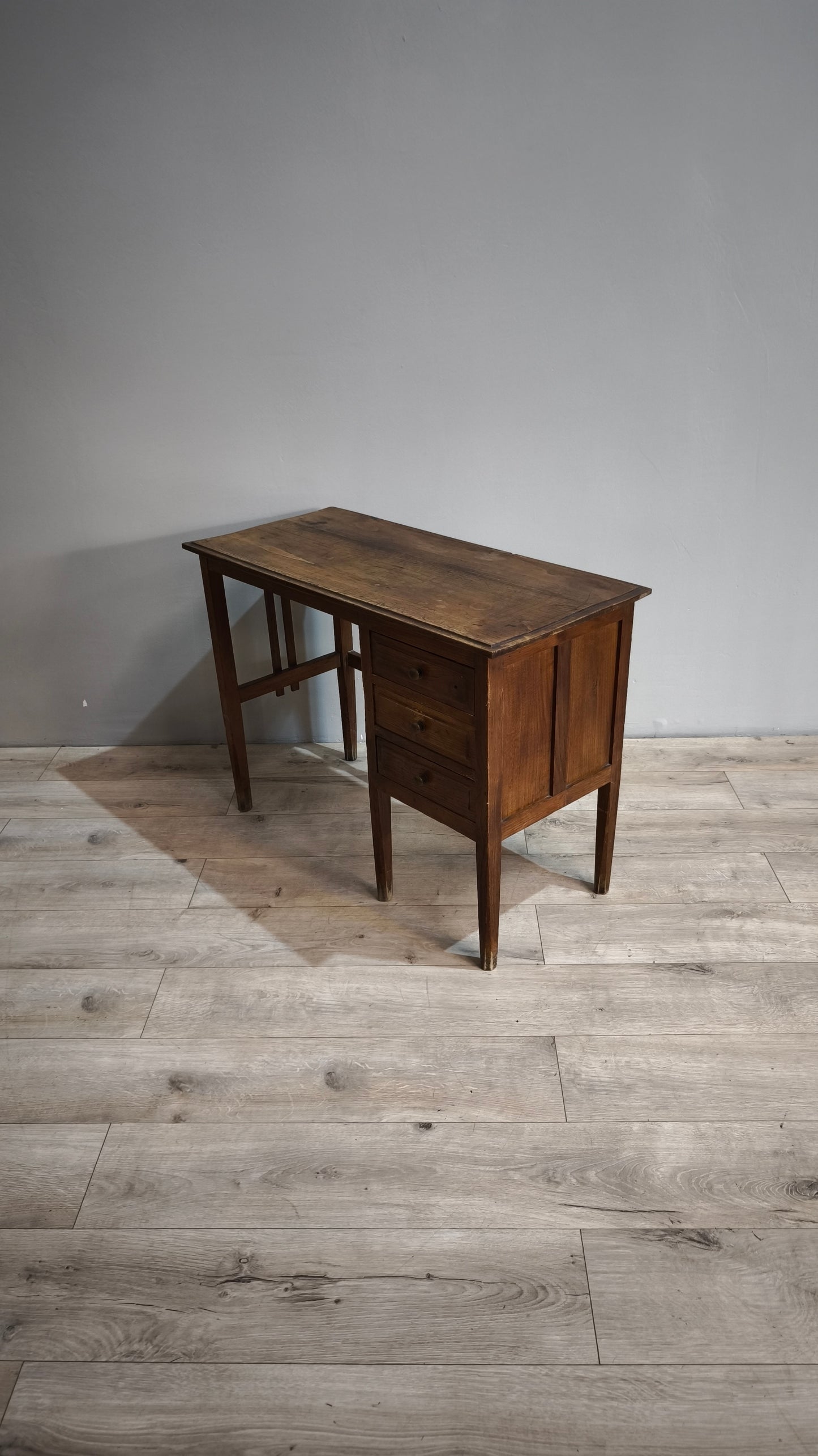 84577 Piccolo scrittoio in legno con tre cassetti laterali