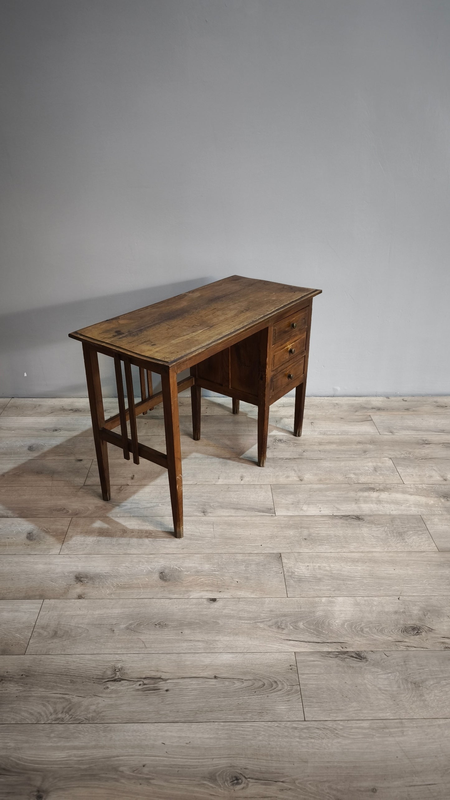 84577 Piccolo scrittoio in legno con tre cassetti laterali