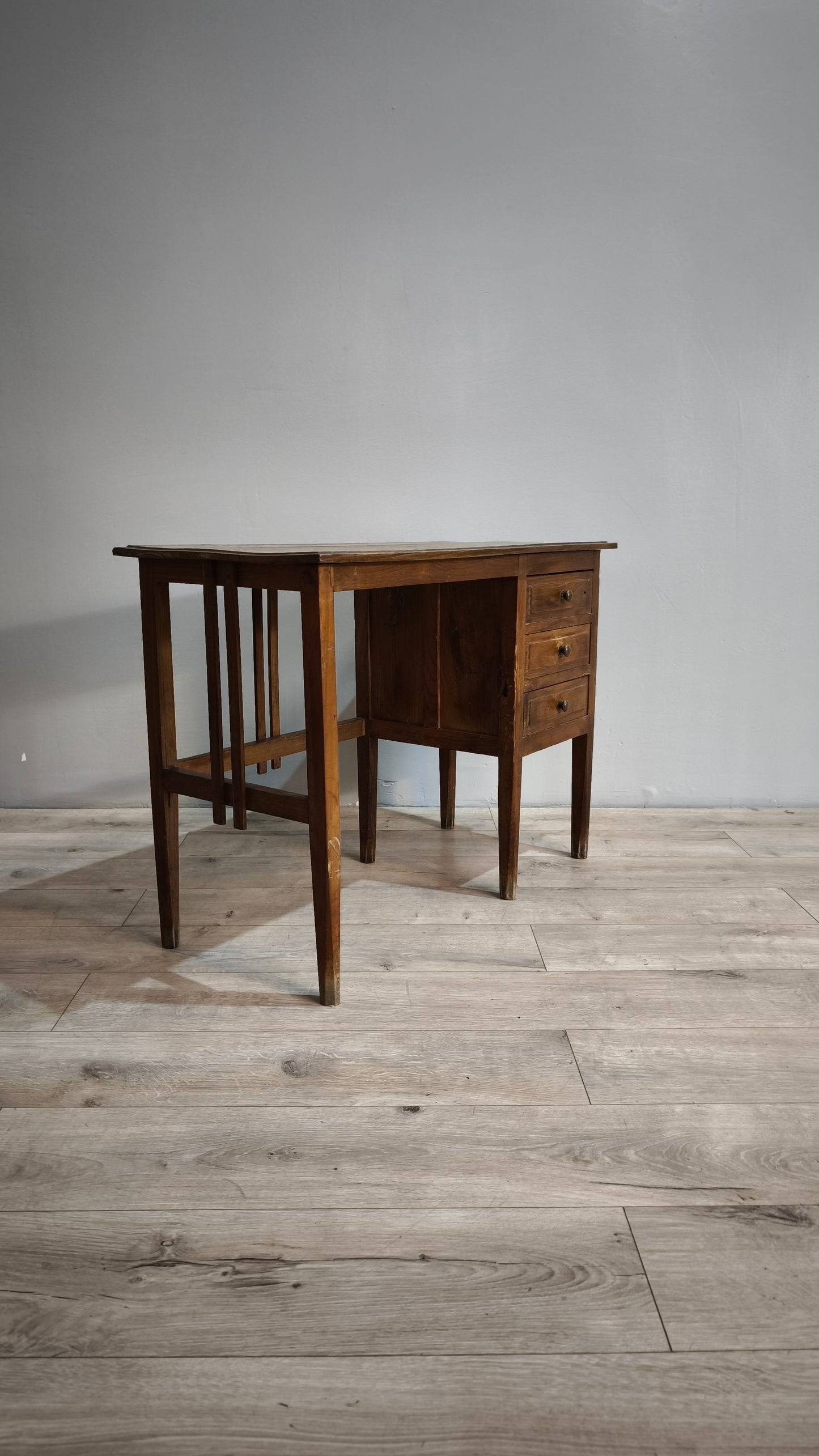 84577 Piccolo scrittoio in legno con tre cassetti laterali