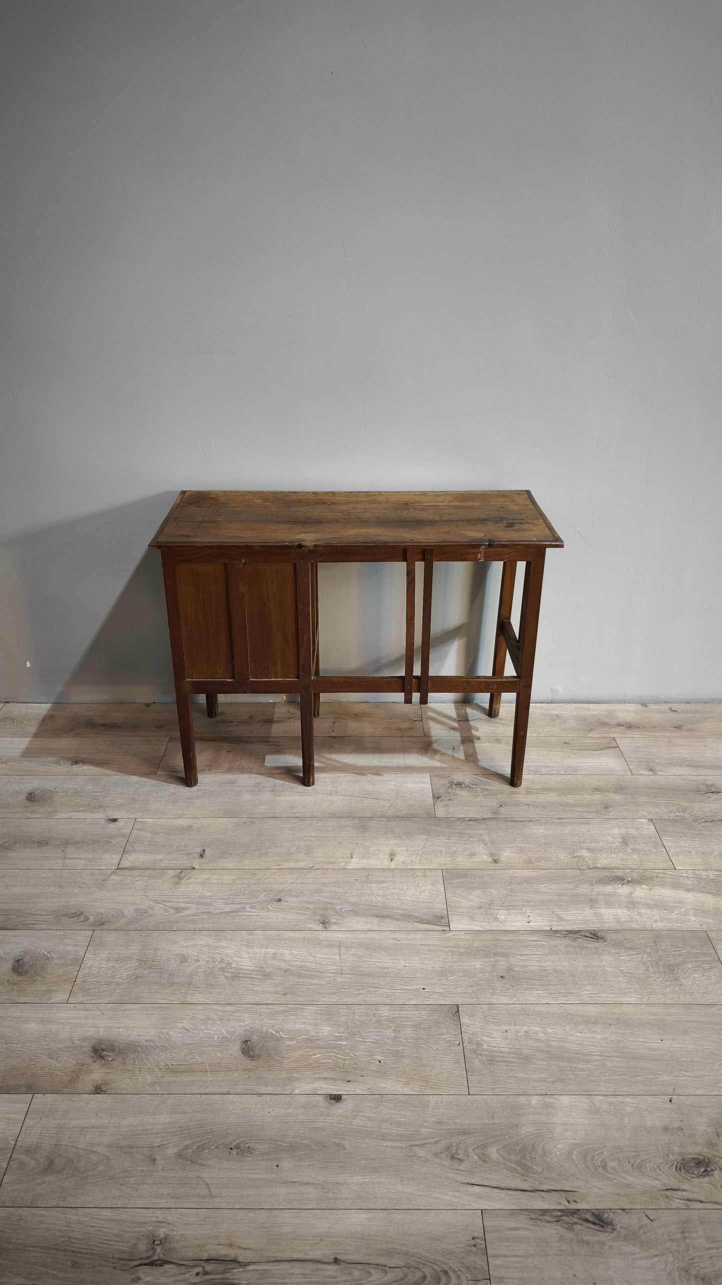 84577 Piccolo scrittoio in legno con tre cassetti laterali
