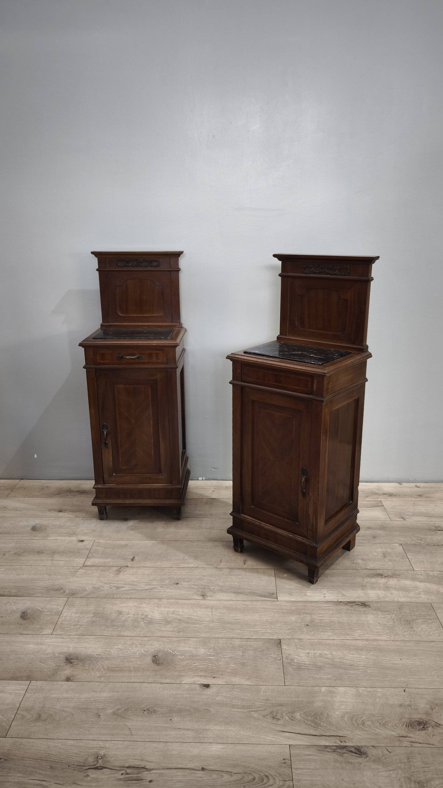84574 Coppia di comodini in legno con alzatina e piano in marmo