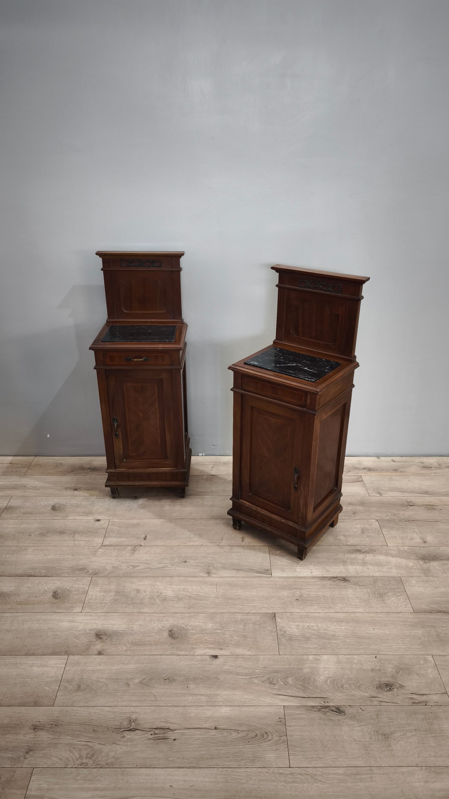 84574 Coppia di comodini in legno con alzatina e piano in marmo