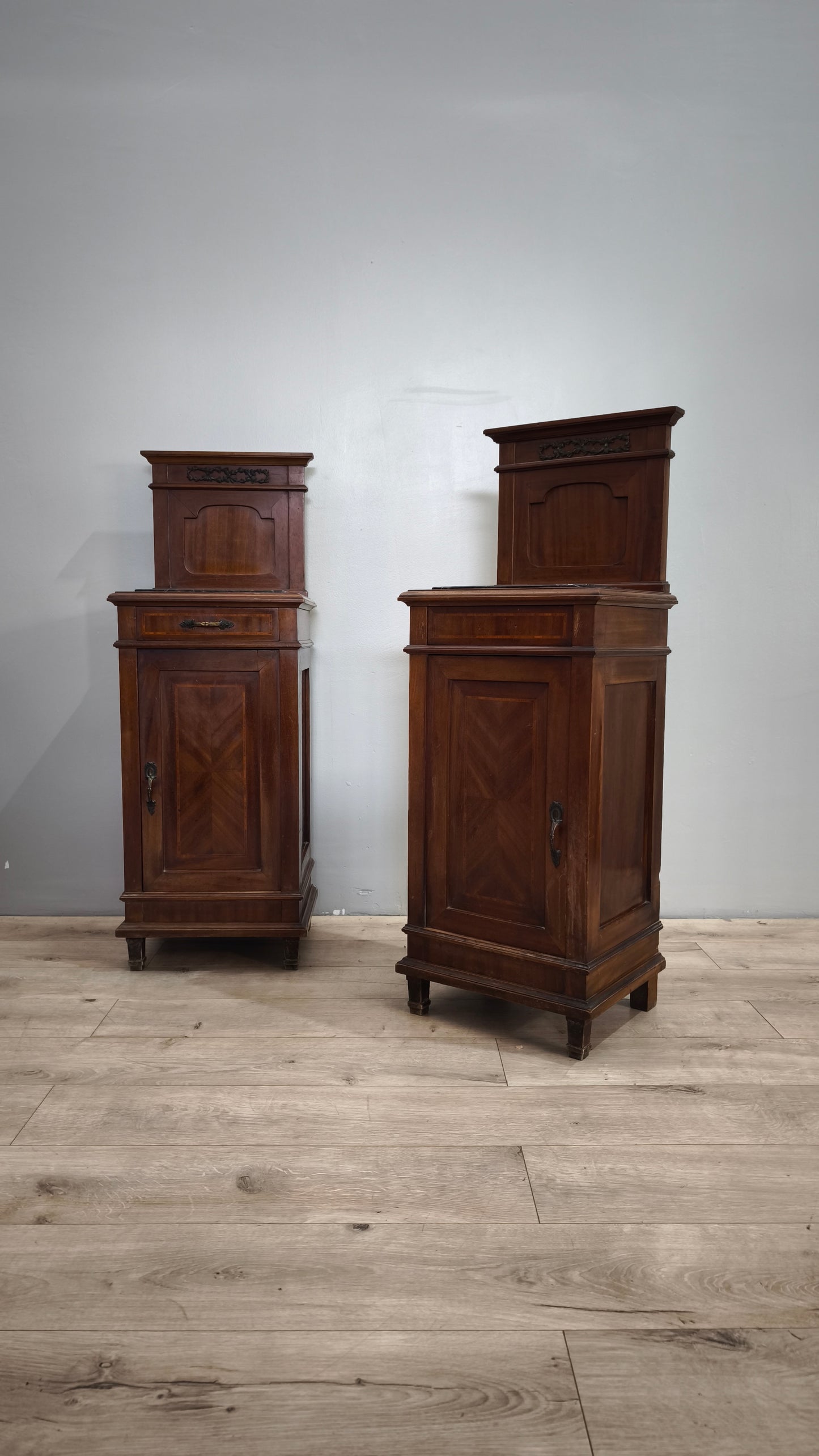 84574 Coppia di comodini in legno con alzatina e piano in marmo