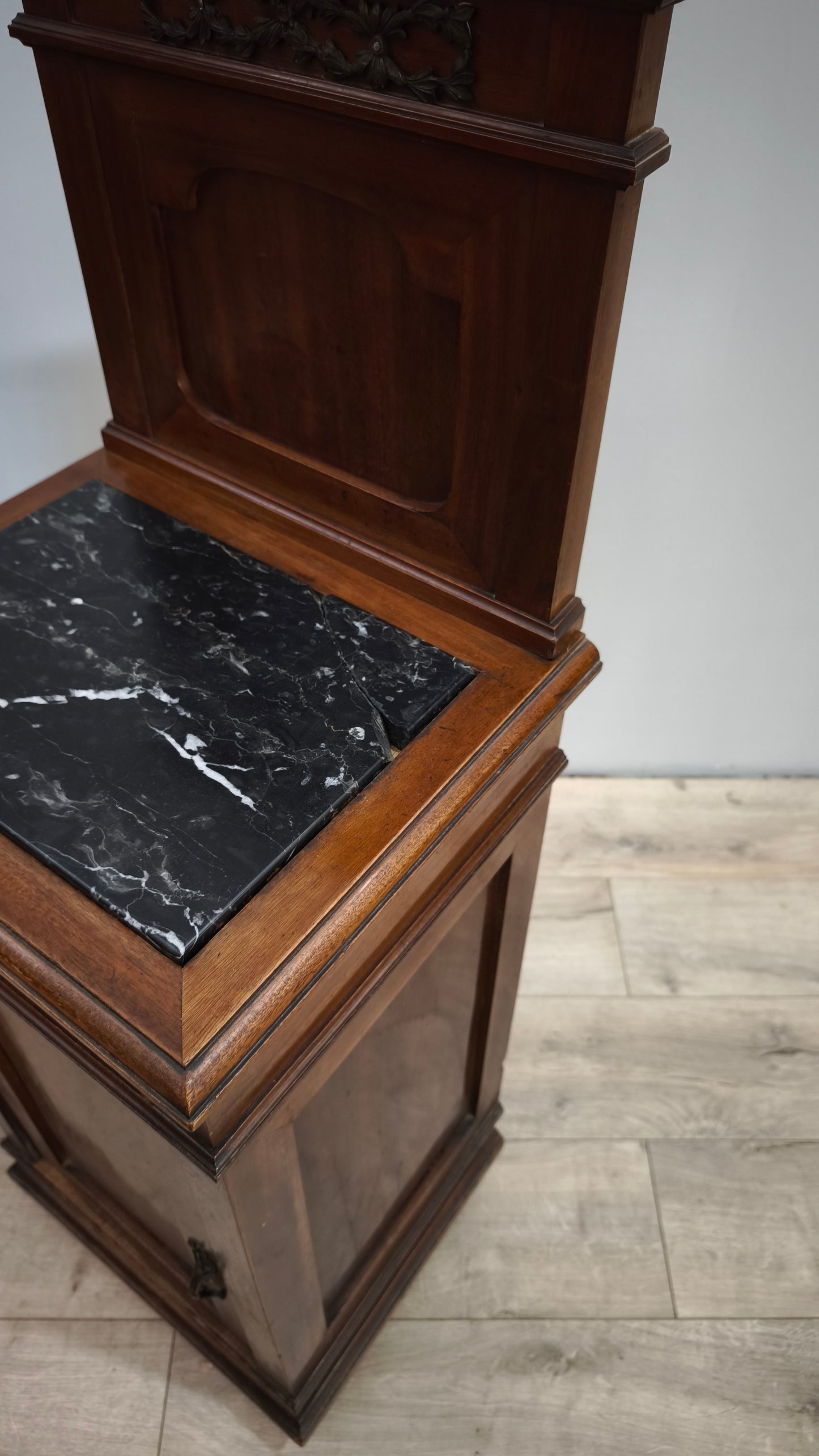 84574 Coppia di comodini in legno con alzatina e piano in marmo