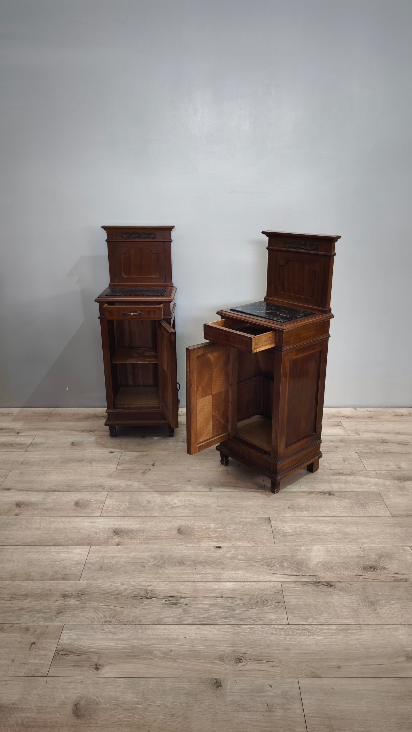84574 Coppia di comodini in legno con alzatina e piano in marmo