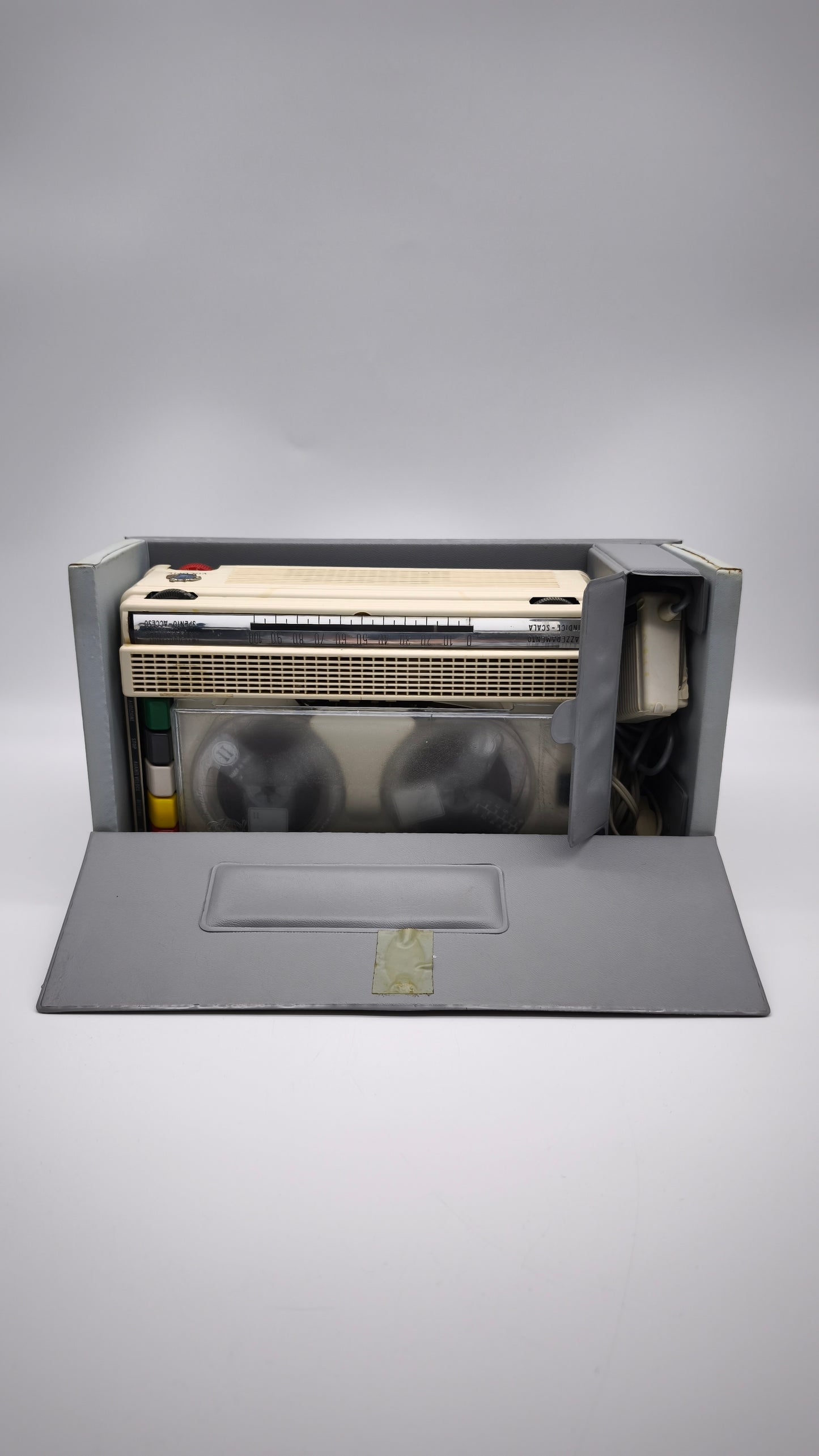 84594 Registratore a nastro Geloso con custodia, anni '60