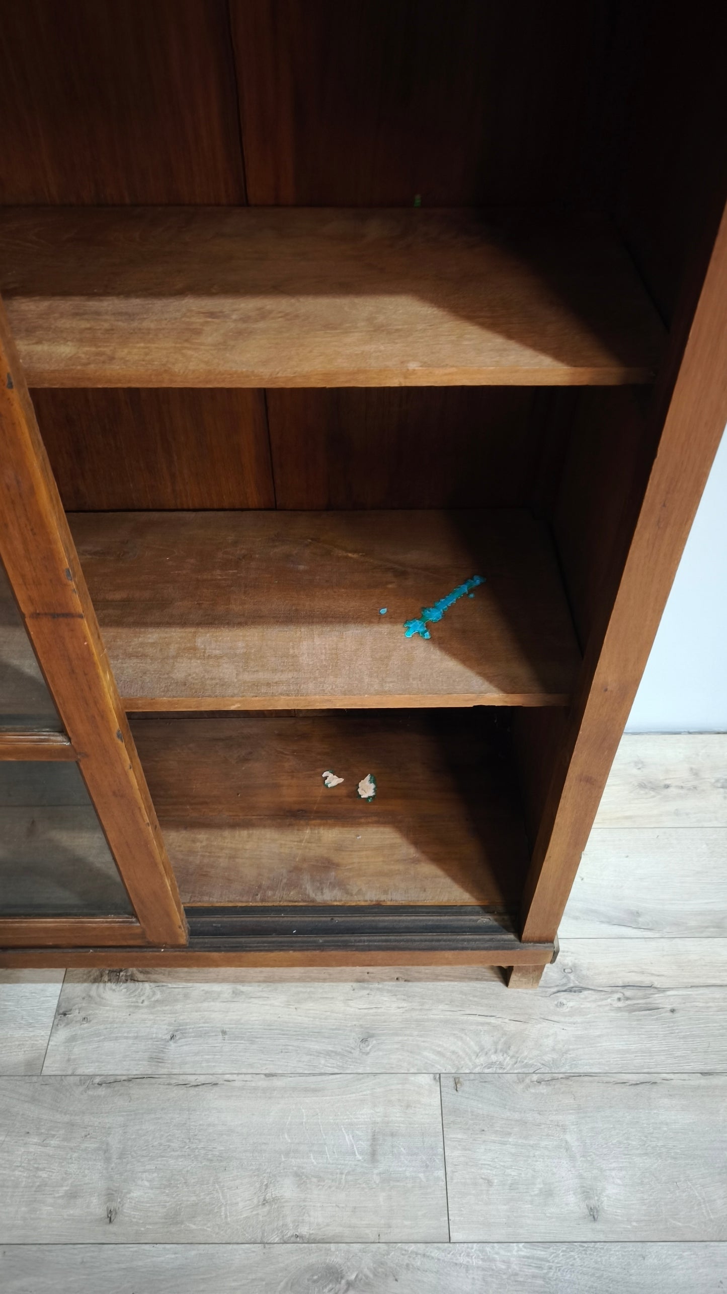 84617 Vetrina in legno massello con ante scorrevoli