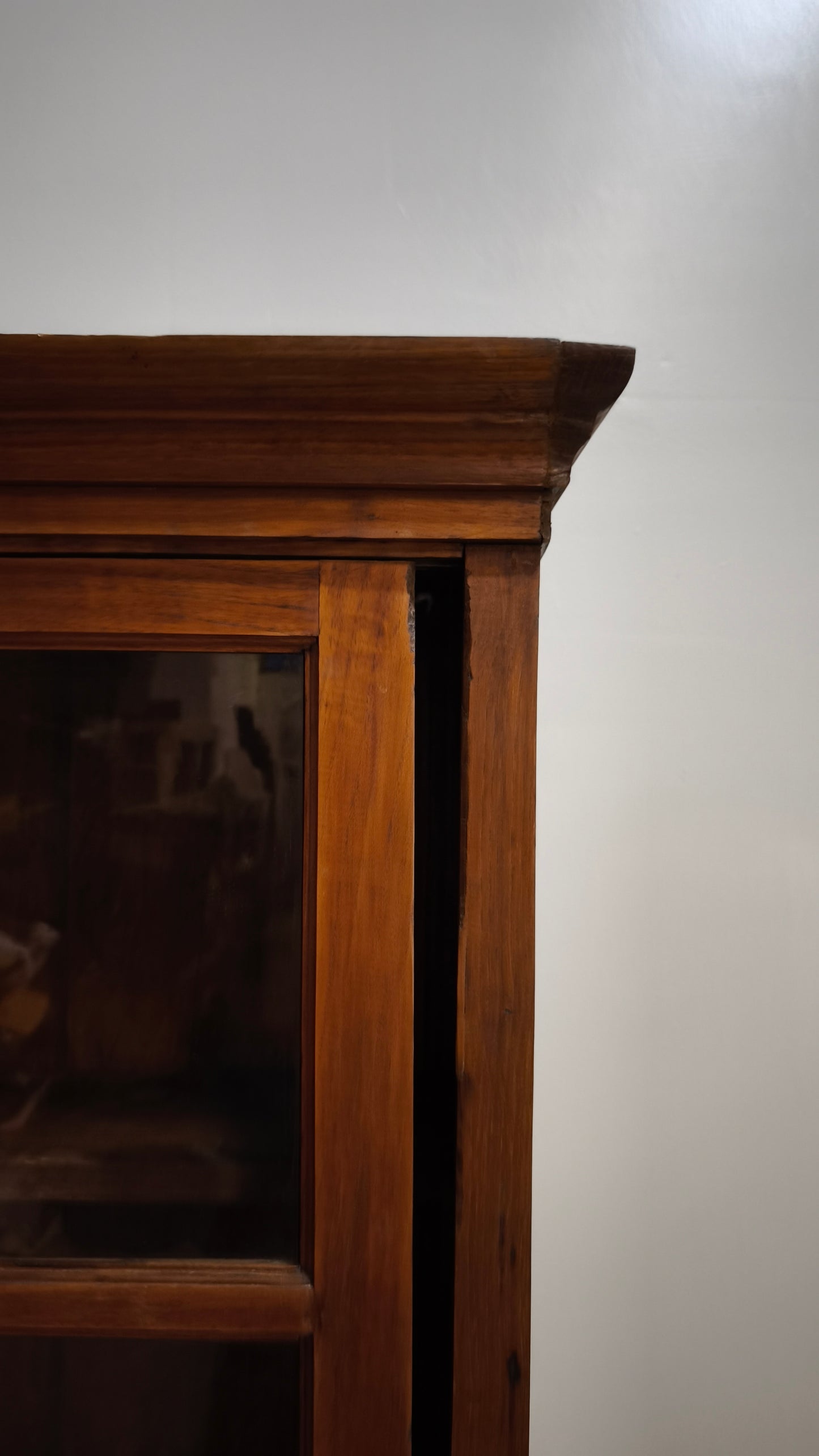 84617 Vetrina in legno massello con ante scorrevoli