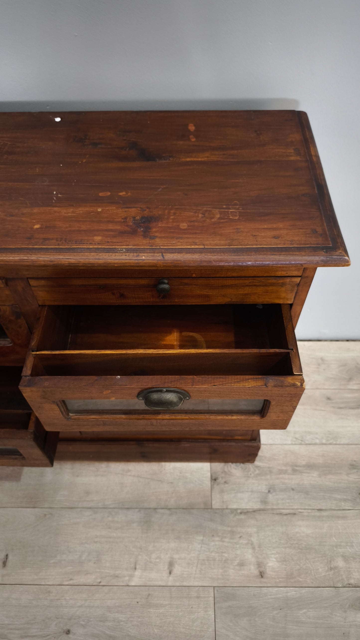 84619 Cassettiera bassa in legno con sei cassetti