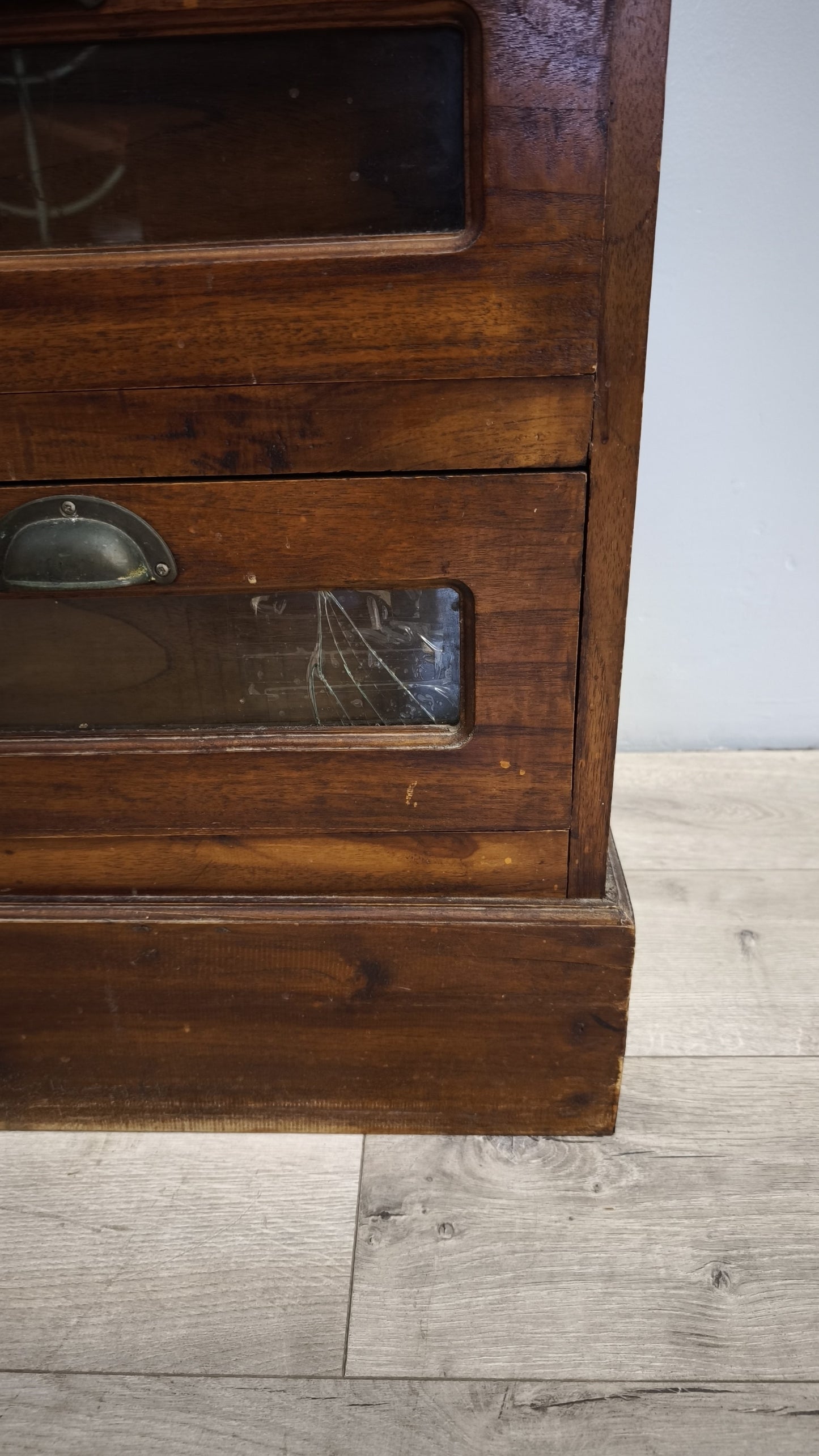 84619 Cassettiera bassa in legno con sei cassetti