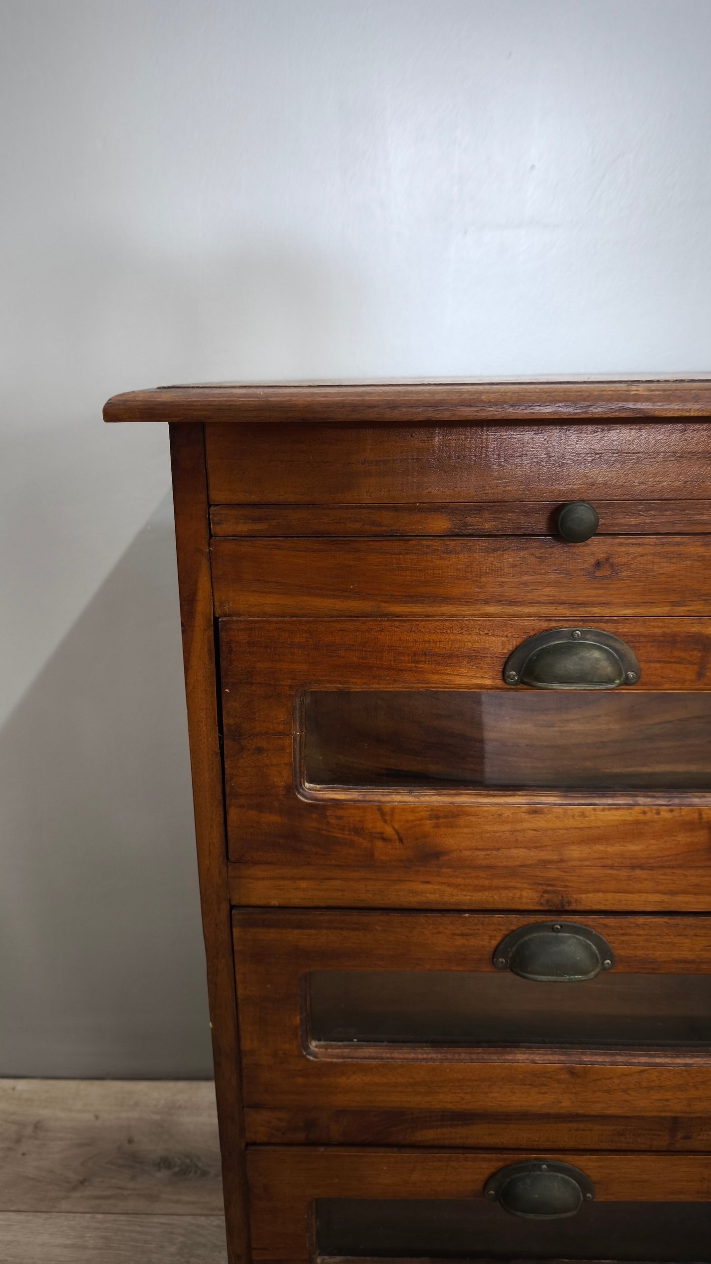 84619 Cassettiera bassa in legno con sei cassetti