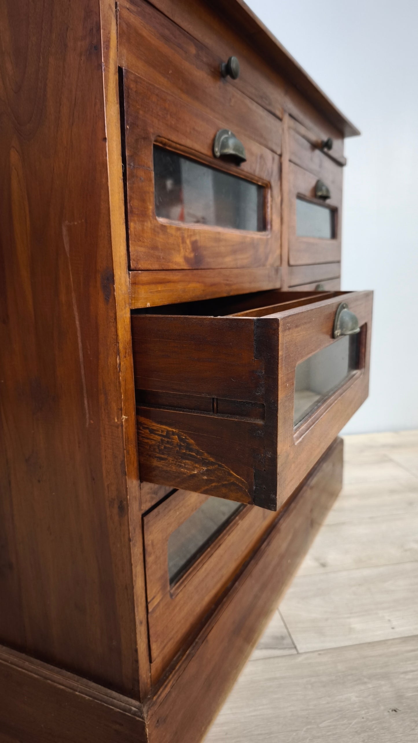 84619 Cassettiera bassa in legno con sei cassetti
