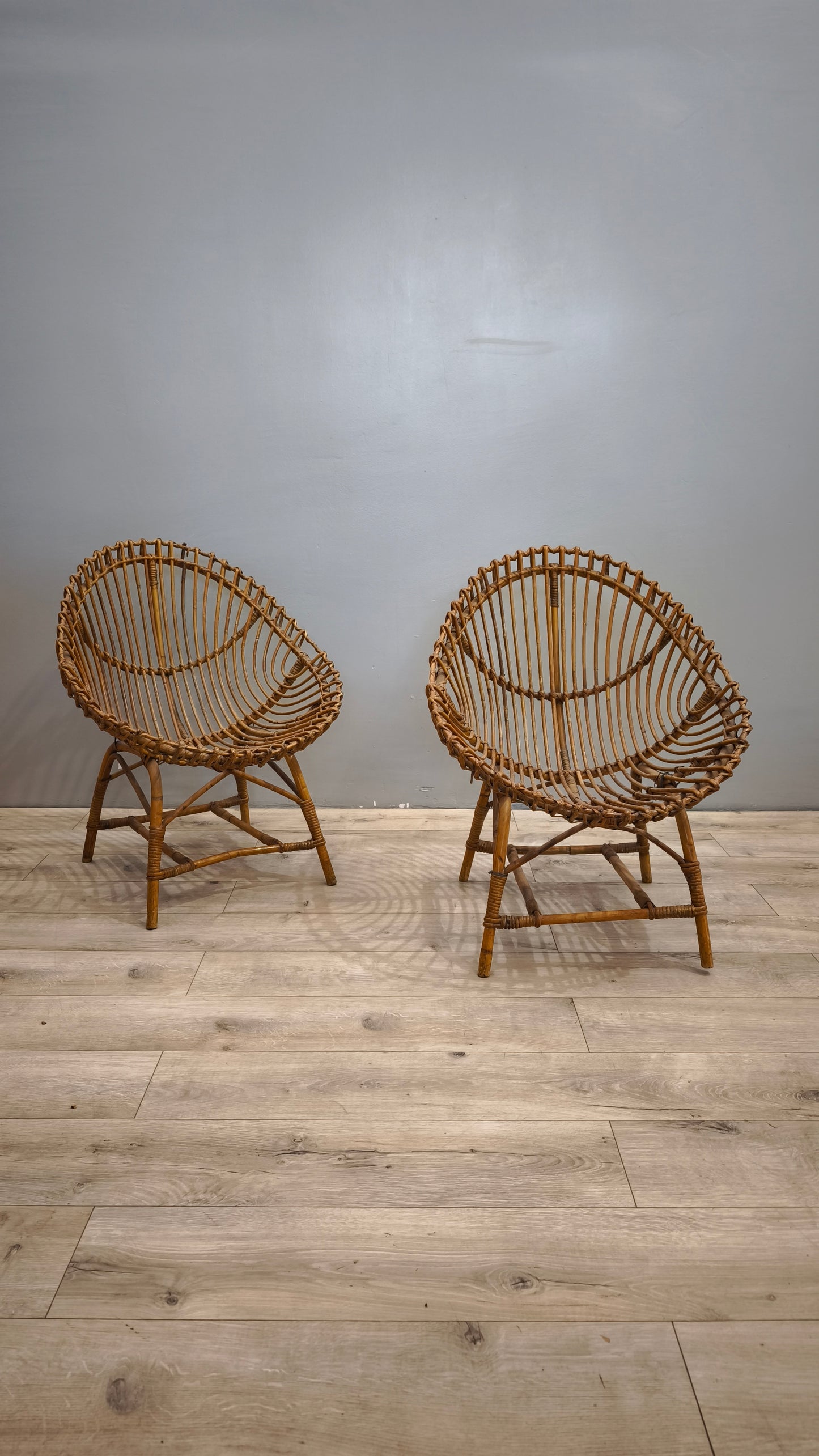 84654-2 Poltroncina in vimini intrecciato con seduta ovale