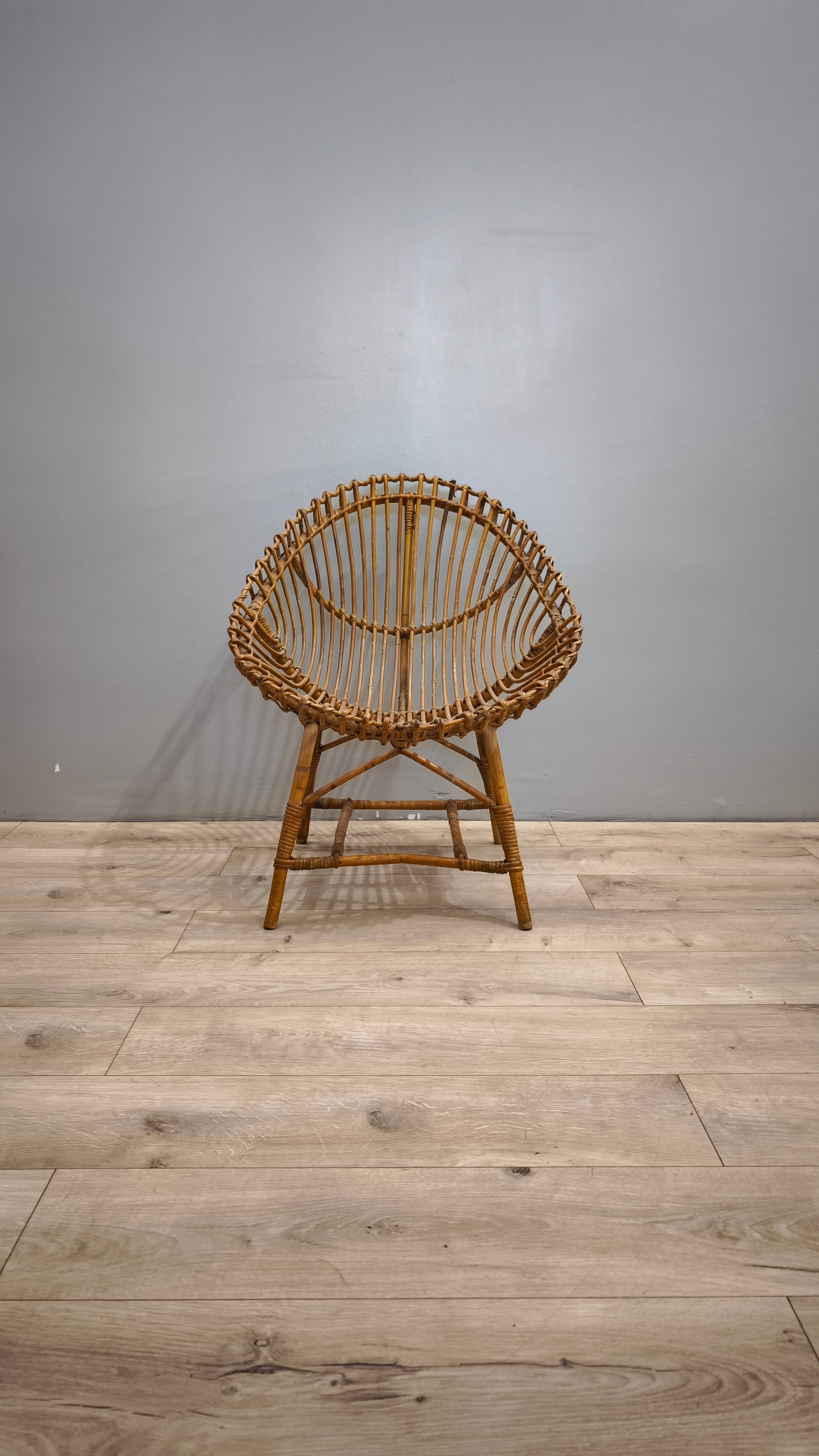 84654 Poltroncina in vimini intrecciato con seduta ovale