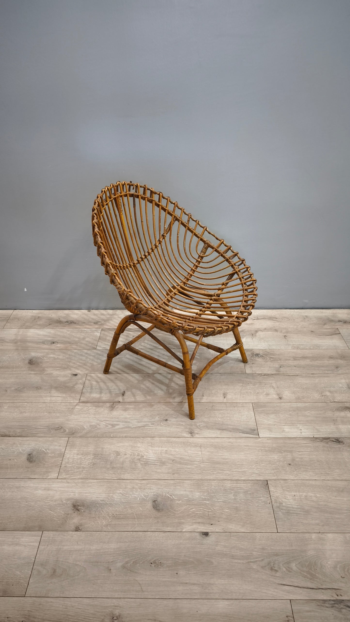 84654 Poltroncina in vimini intrecciato con seduta ovale