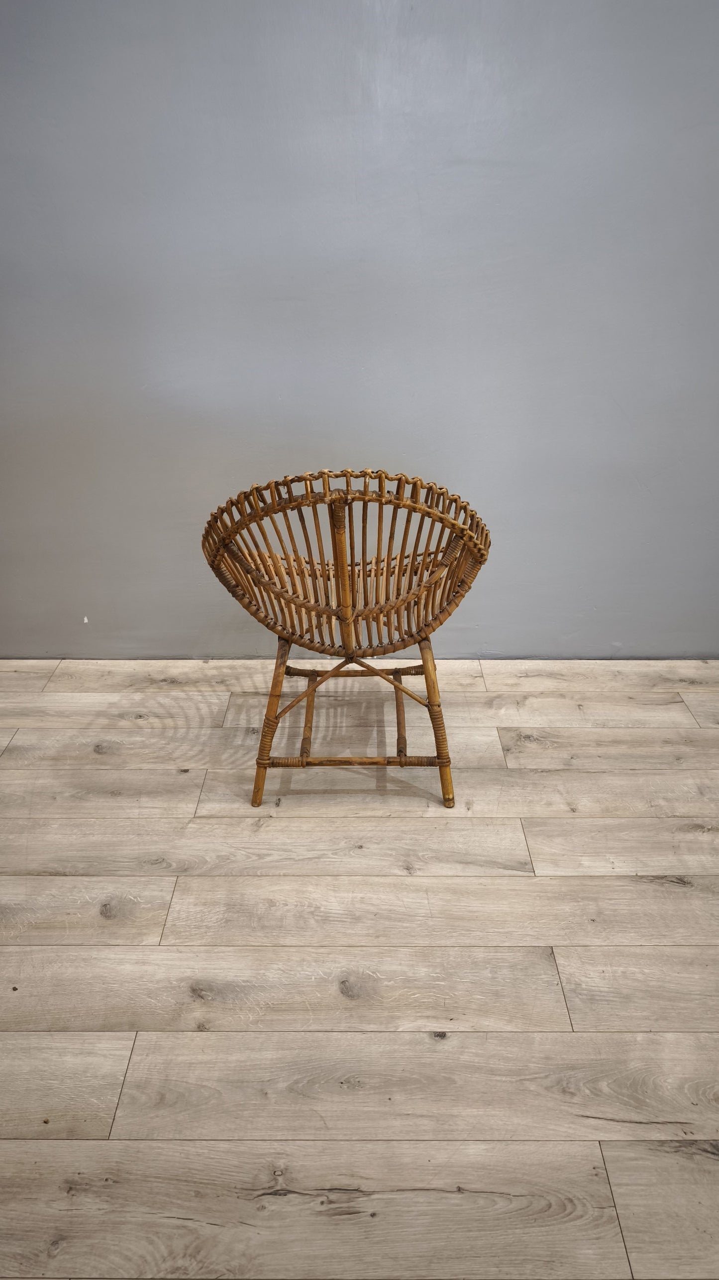 84654 Poltroncina in vimini intrecciato con seduta ovale