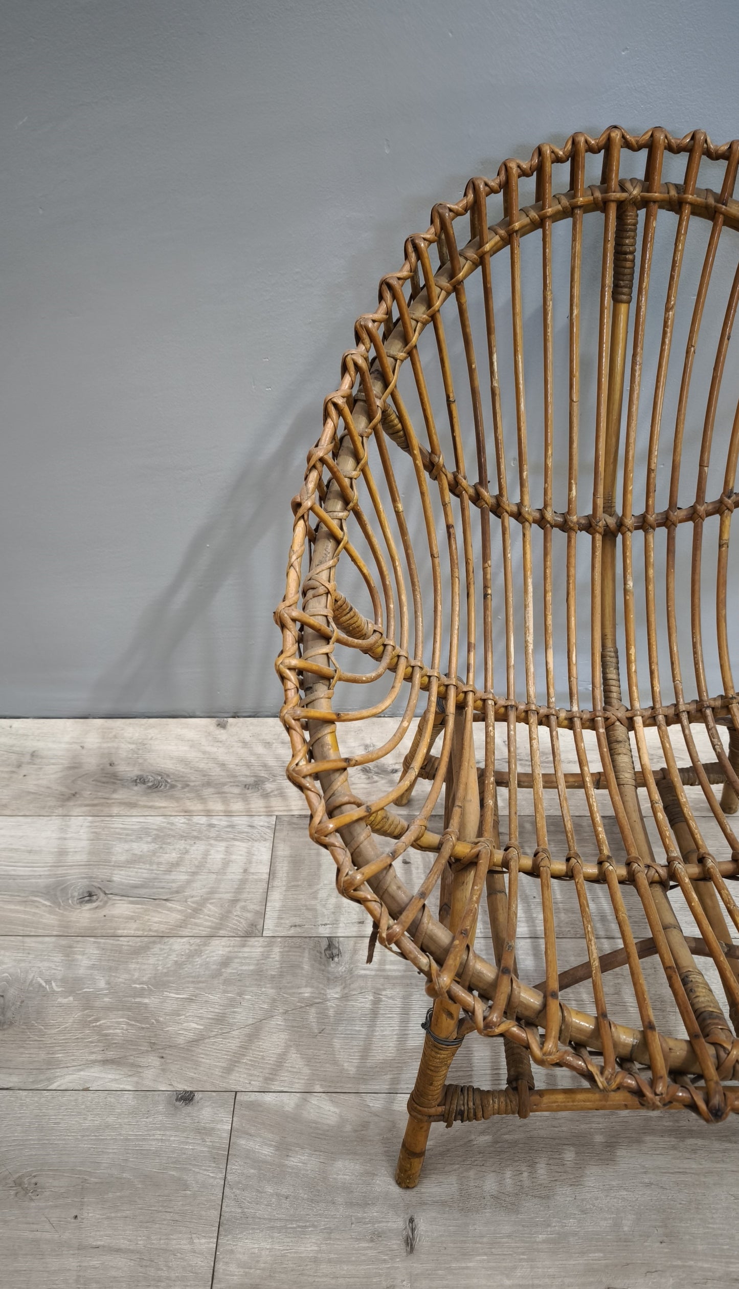 84654-2 Poltroncina in vimini intrecciato con seduta ovale