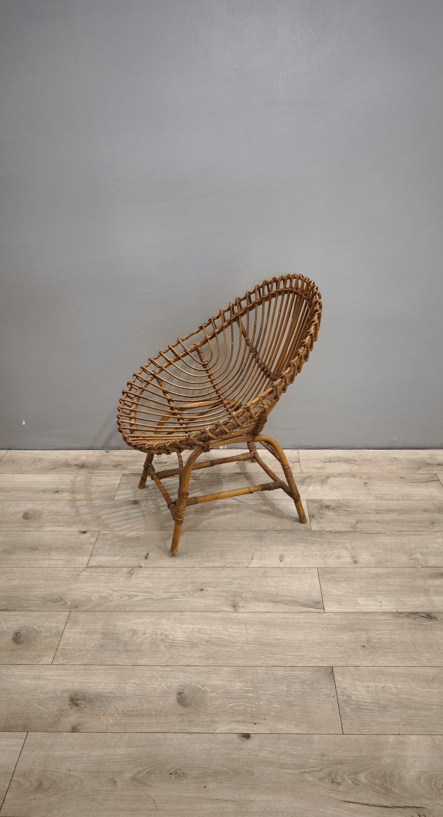 84654-2 Poltroncina in vimini intrecciato con seduta ovale
