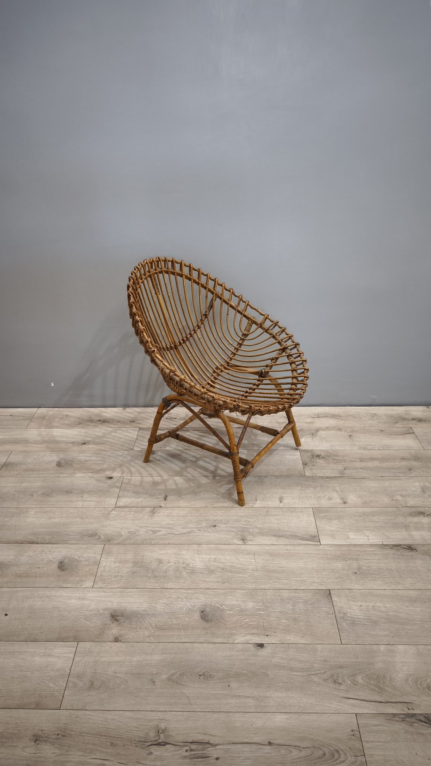 84654-2 Poltroncina in vimini intrecciato con seduta ovale