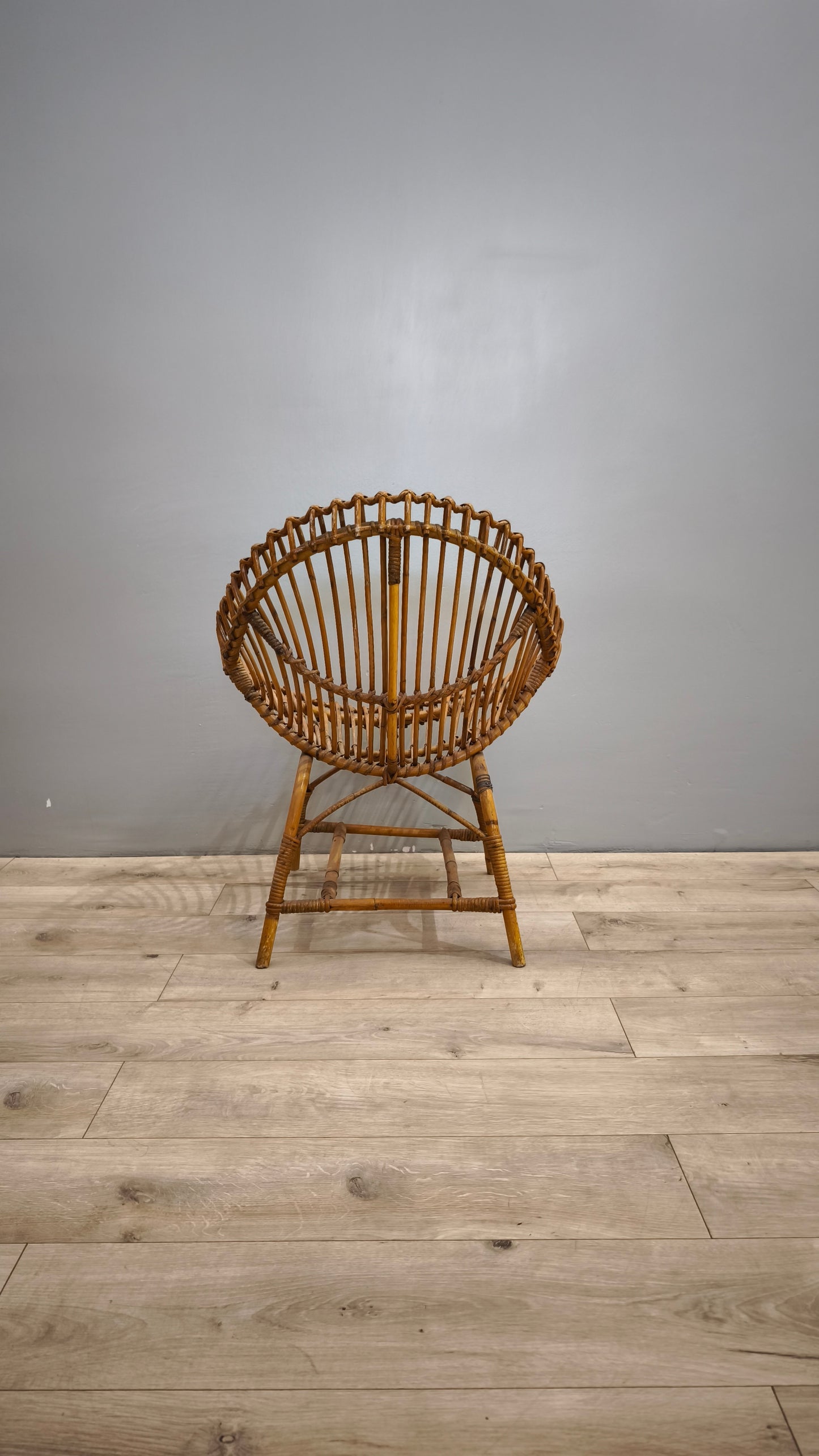 84654-2 Poltroncina in vimini intrecciato con seduta ovale