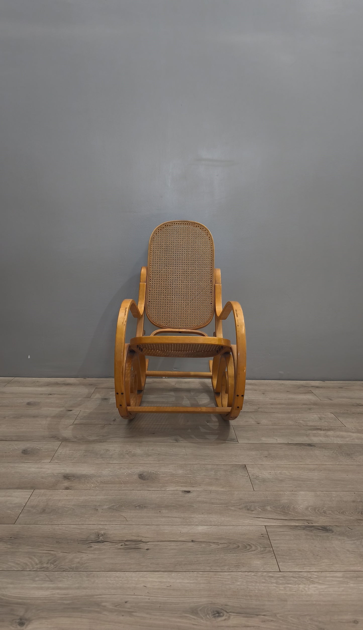 84648 Sedia a dondolo in legno chiaro e paglia di Vienna