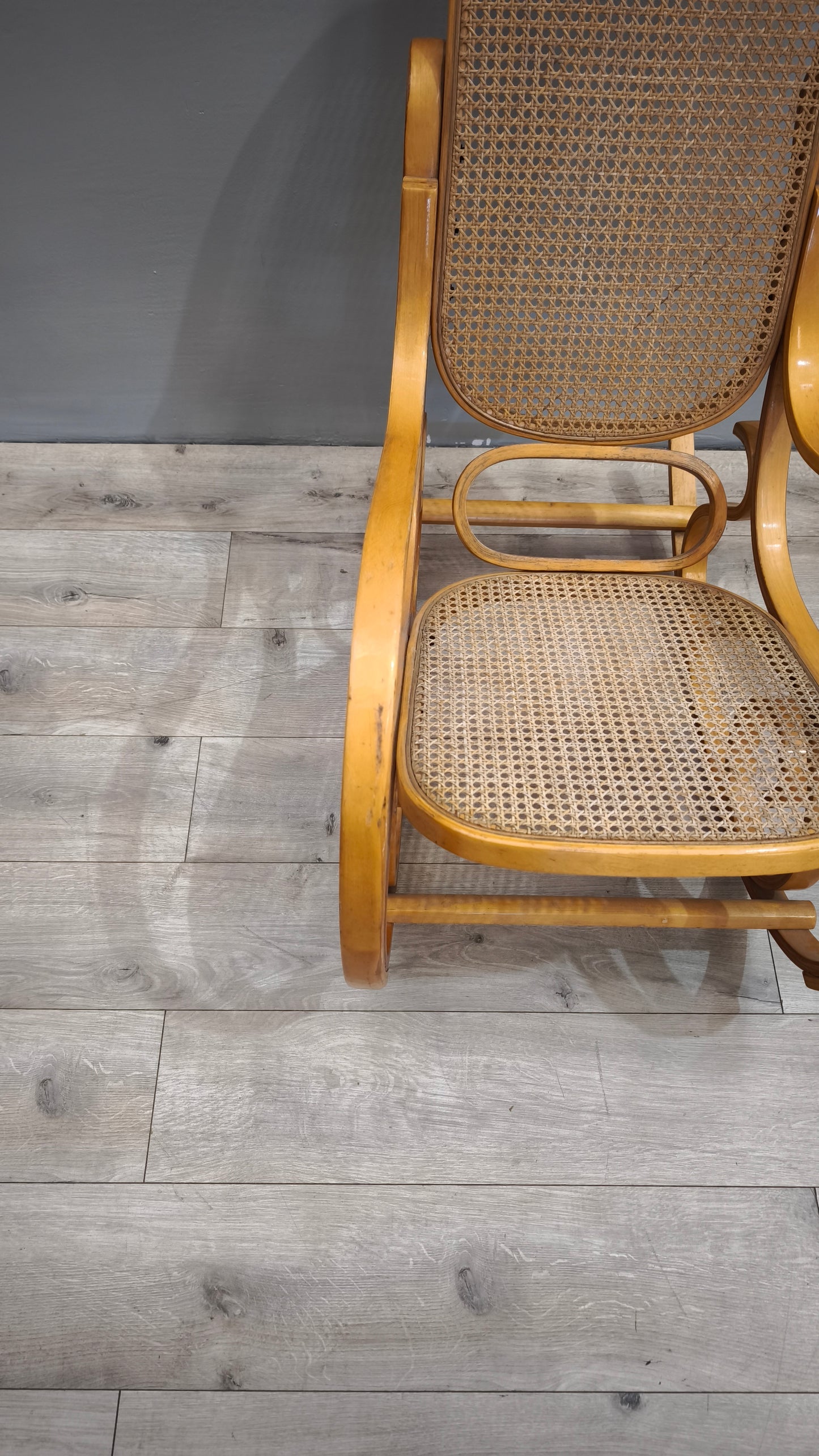 84648 Sedia a dondolo in legno chiaro e paglia di Vienna