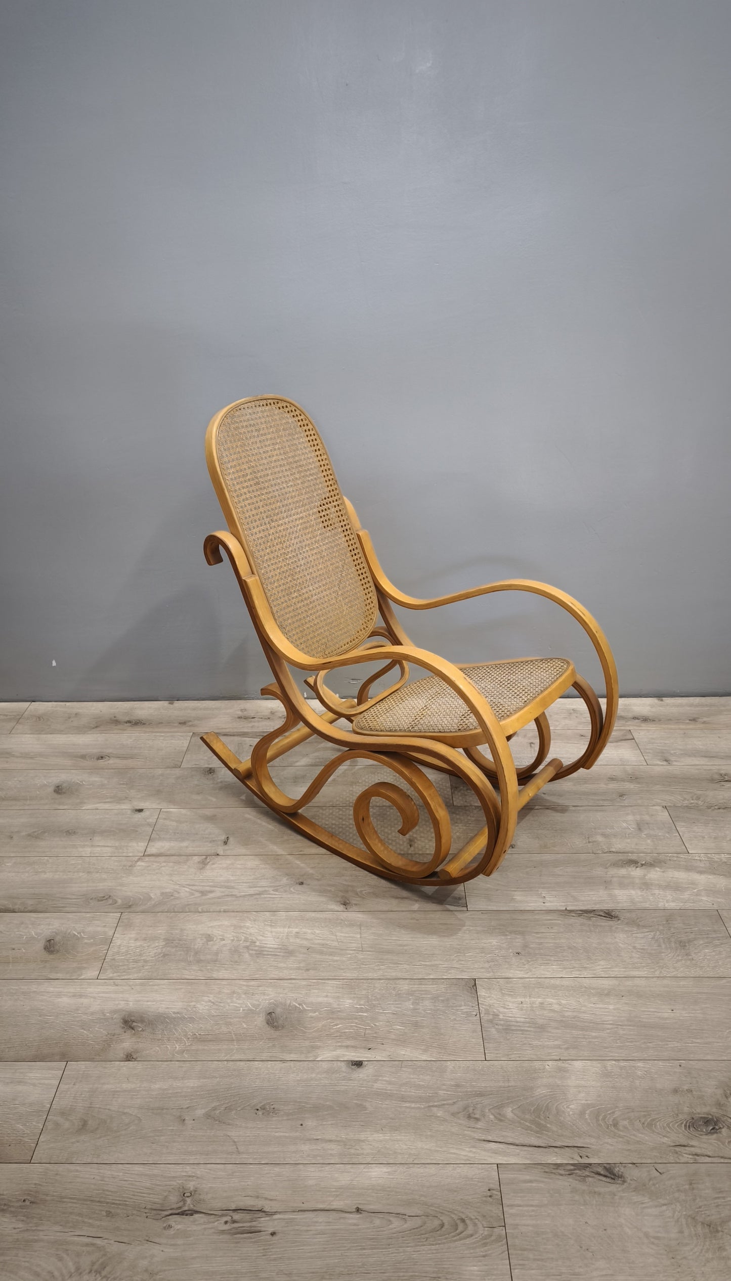 84648 Sedia a dondolo in legno chiaro e paglia di Vienna
