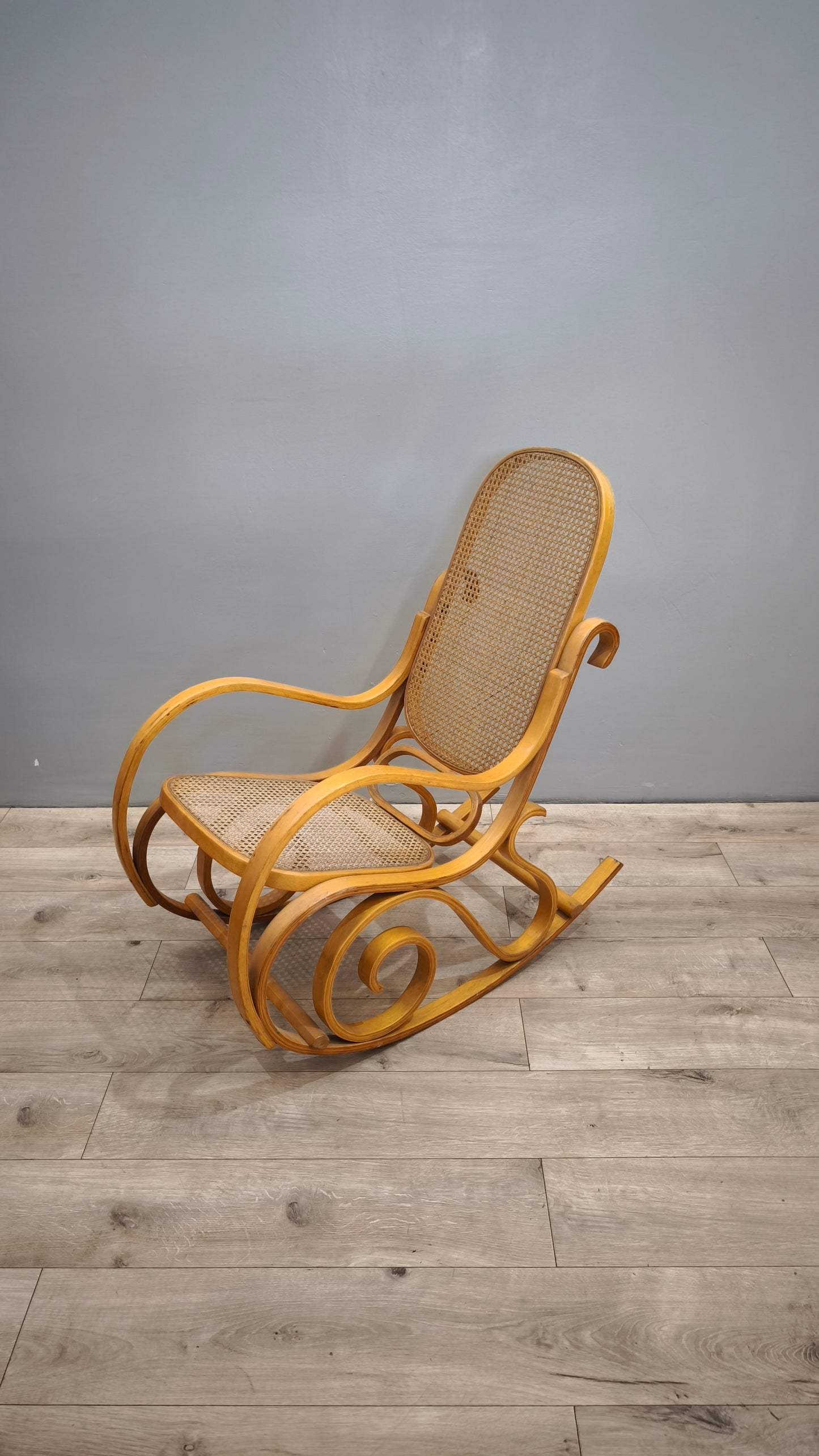 84648 Sedia a dondolo in legno chiaro e paglia di Vienna