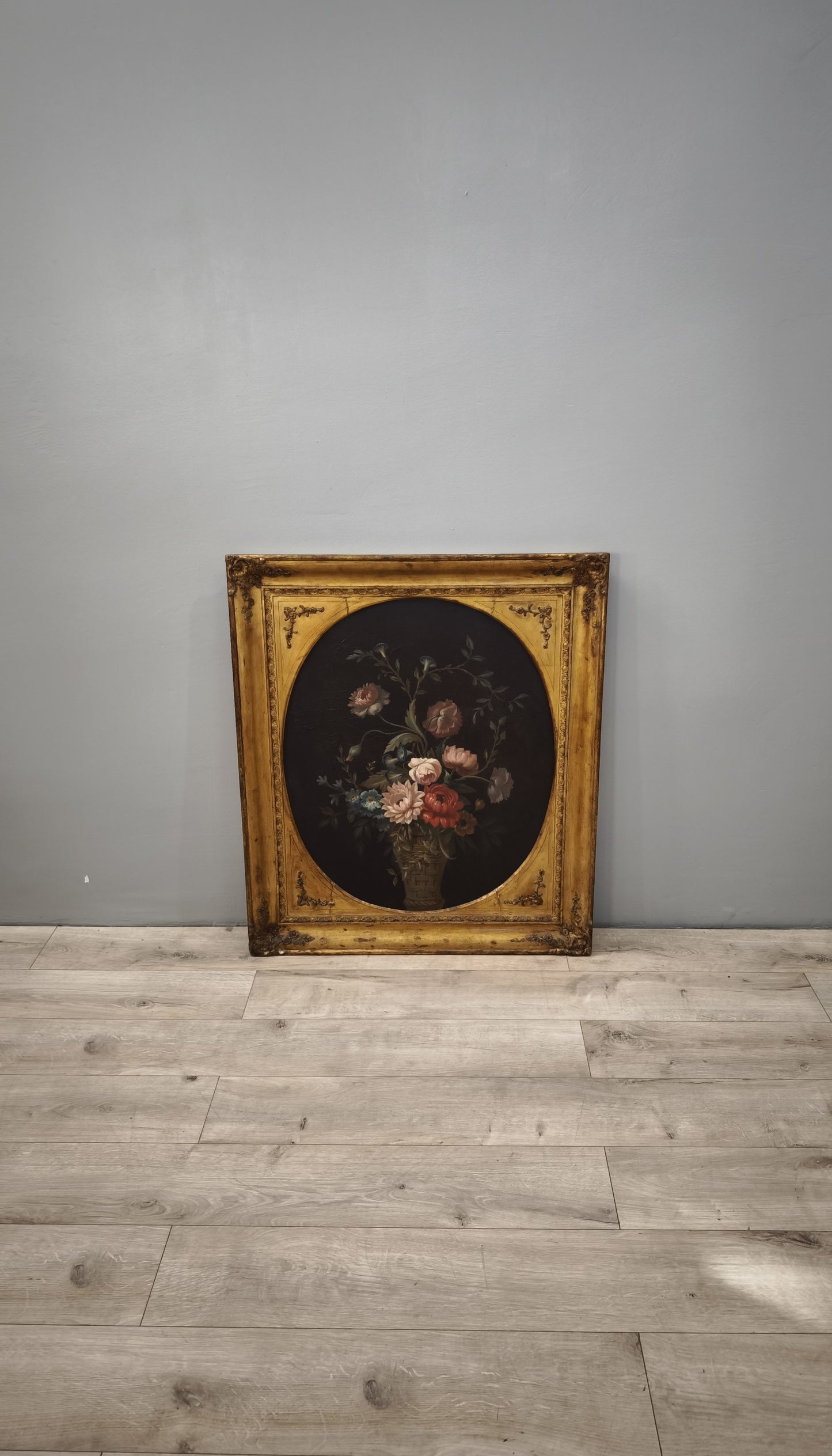 84741 Quadro dipinto con fiori e cornice in legno dorato lavorato