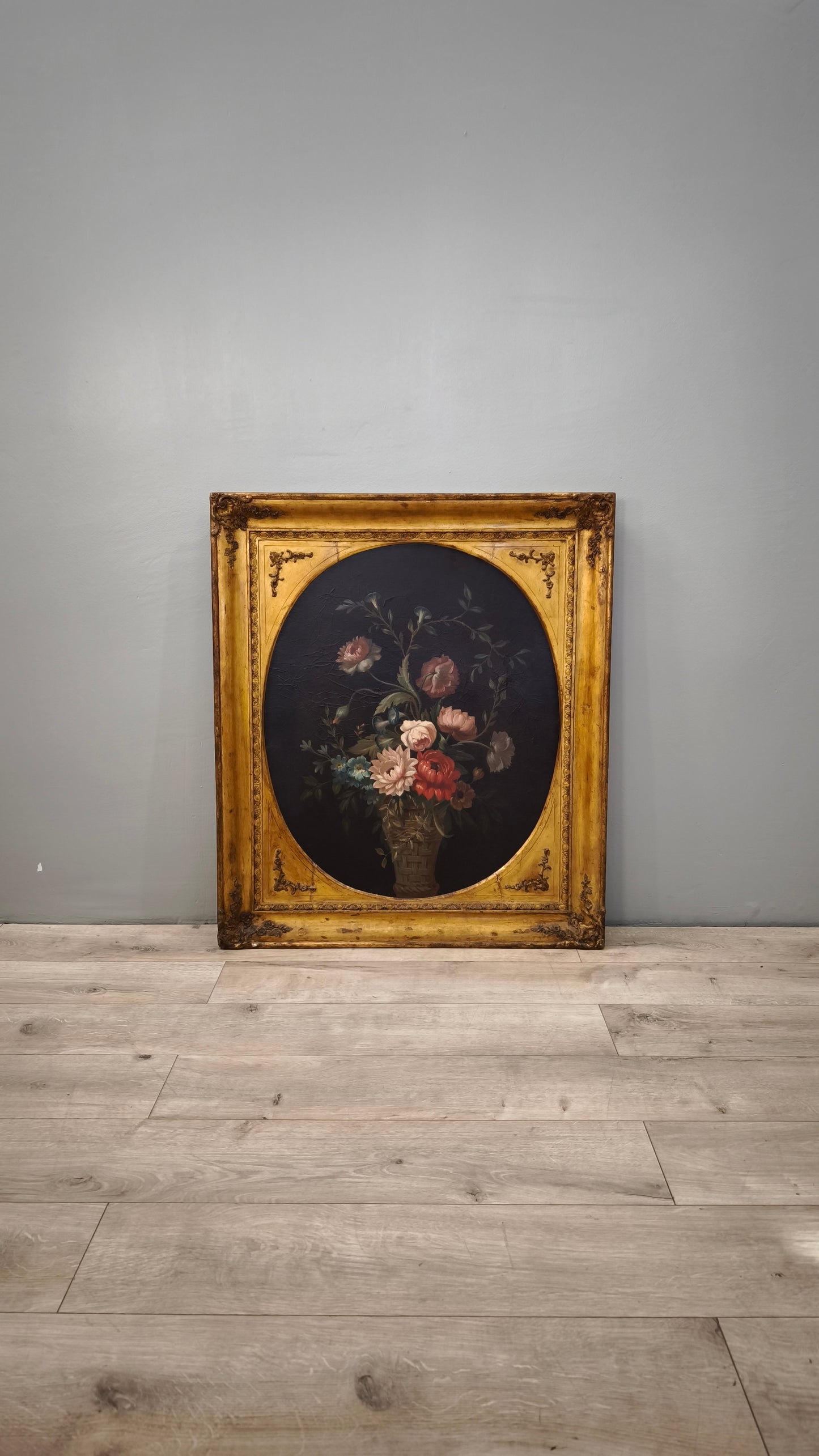 84741 Quadro dipinto con fiori e cornice in legno dorato lavorato