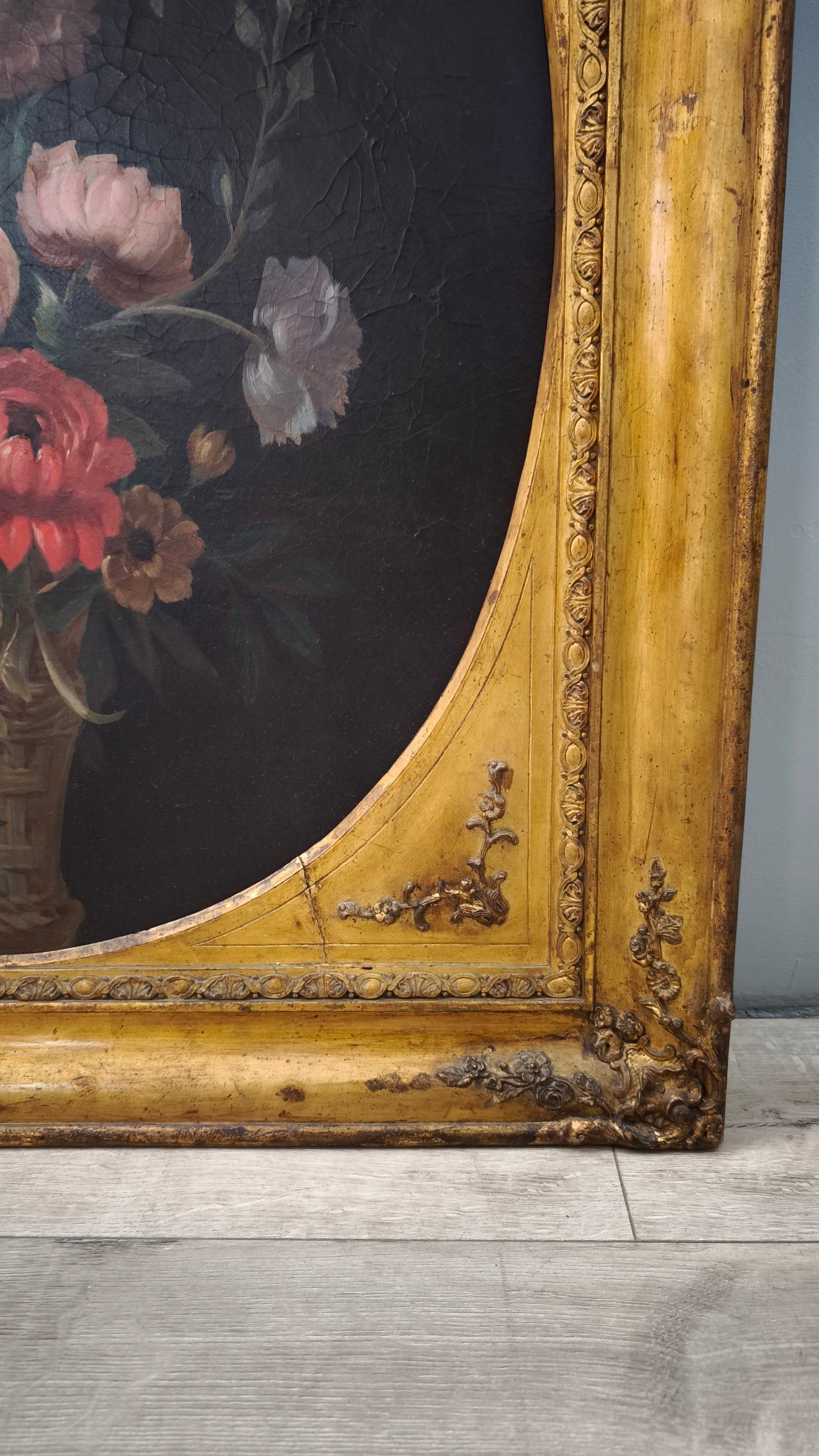 84741 Quadro dipinto con fiori e cornice in legno dorato lavorato