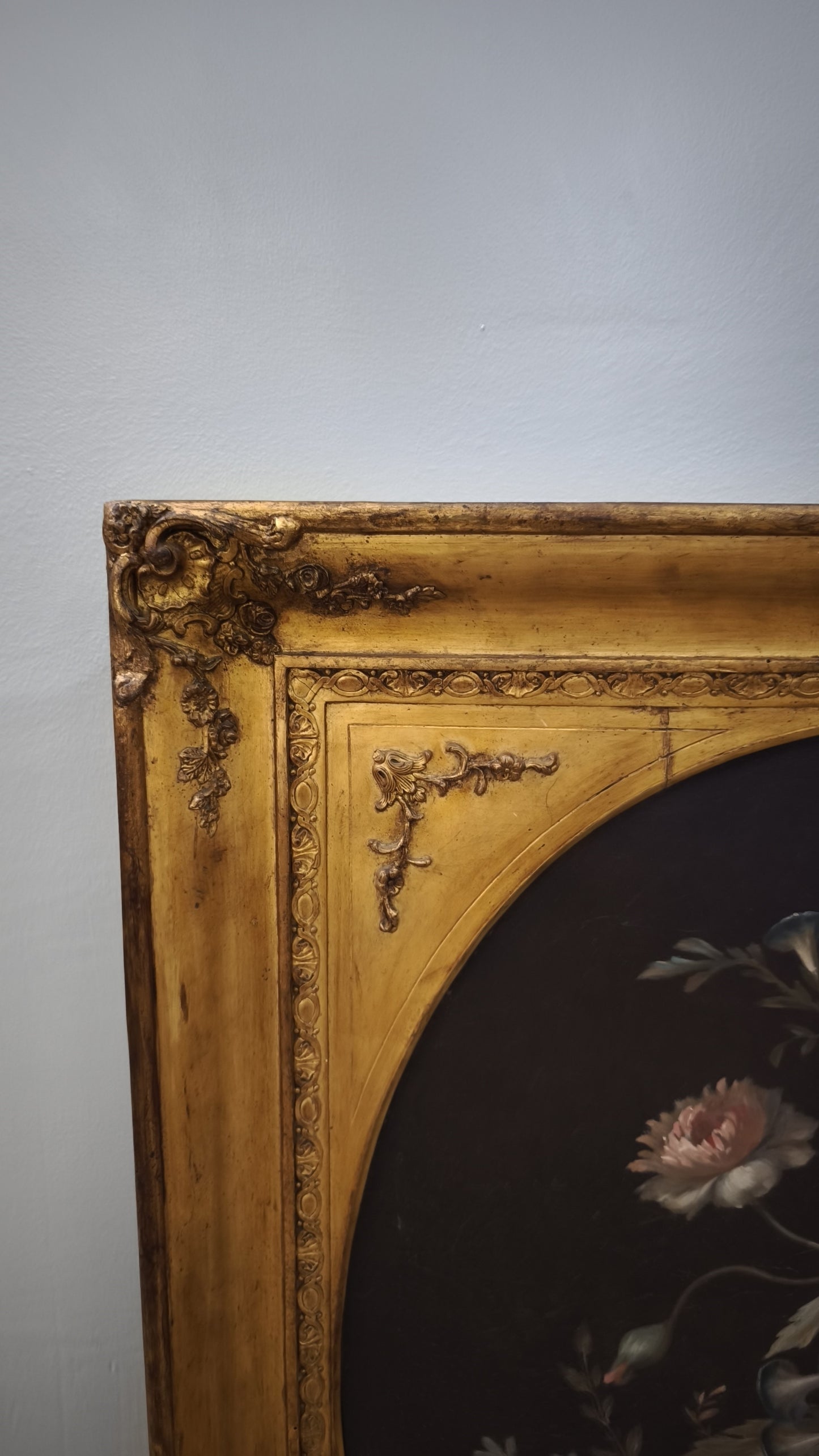 84741 Quadro dipinto con fiori e cornice in legno dorato lavorato