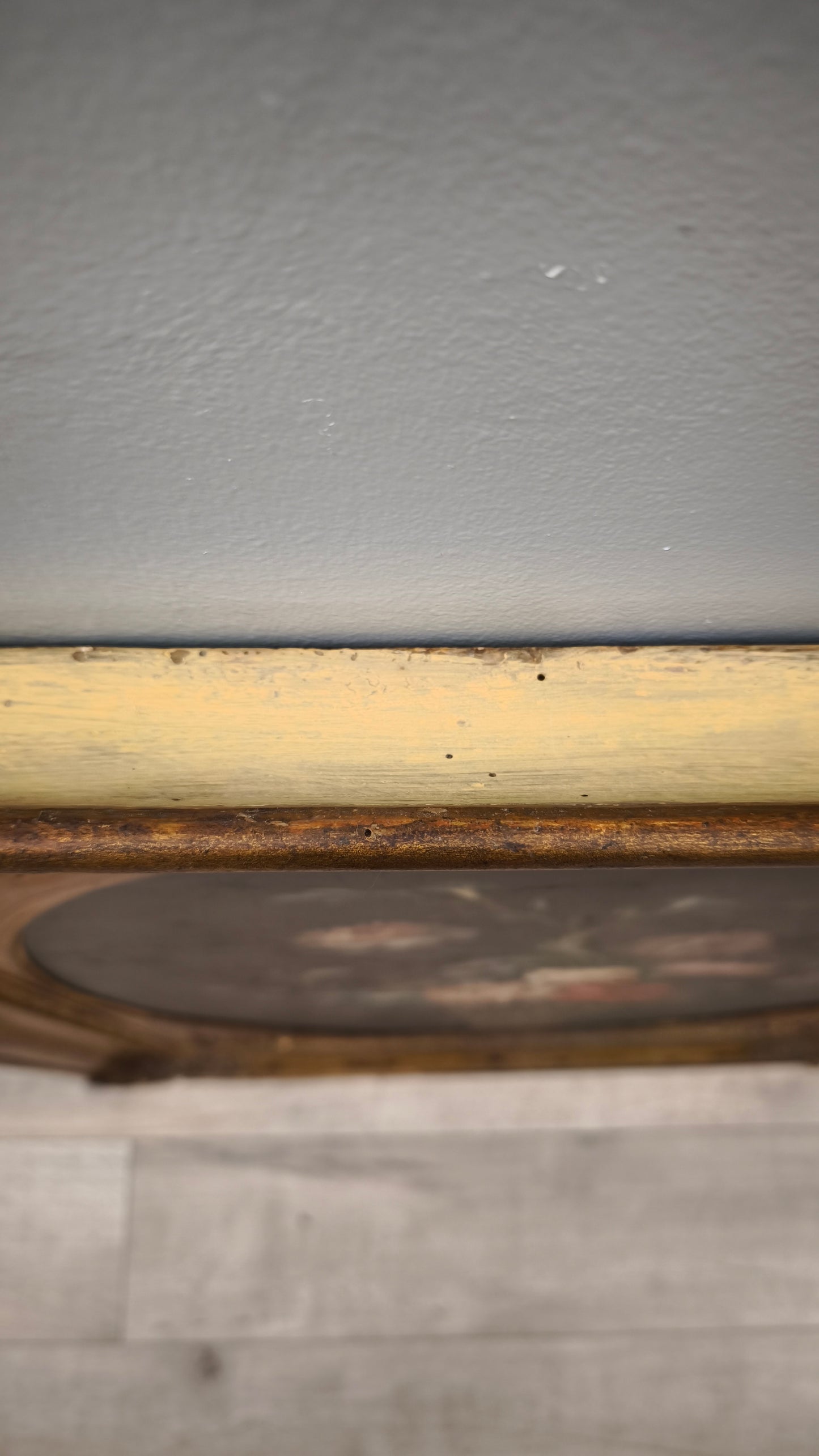 84741 Quadro dipinto con fiori e cornice in legno dorato lavorato