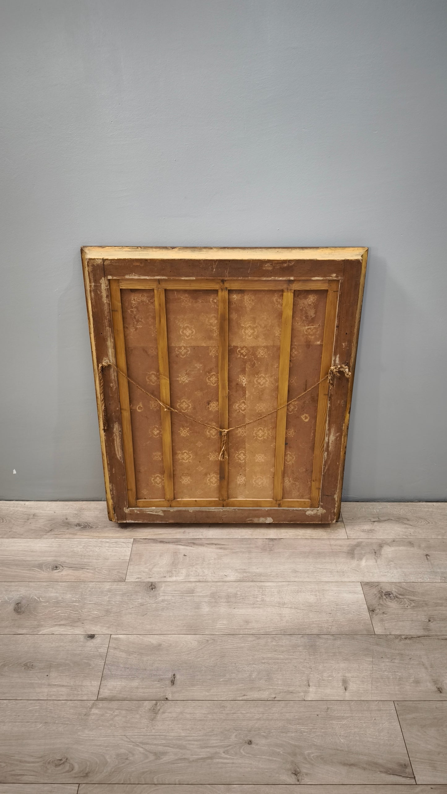 84741 Quadro dipinto con fiori e cornice in legno dorato lavorato