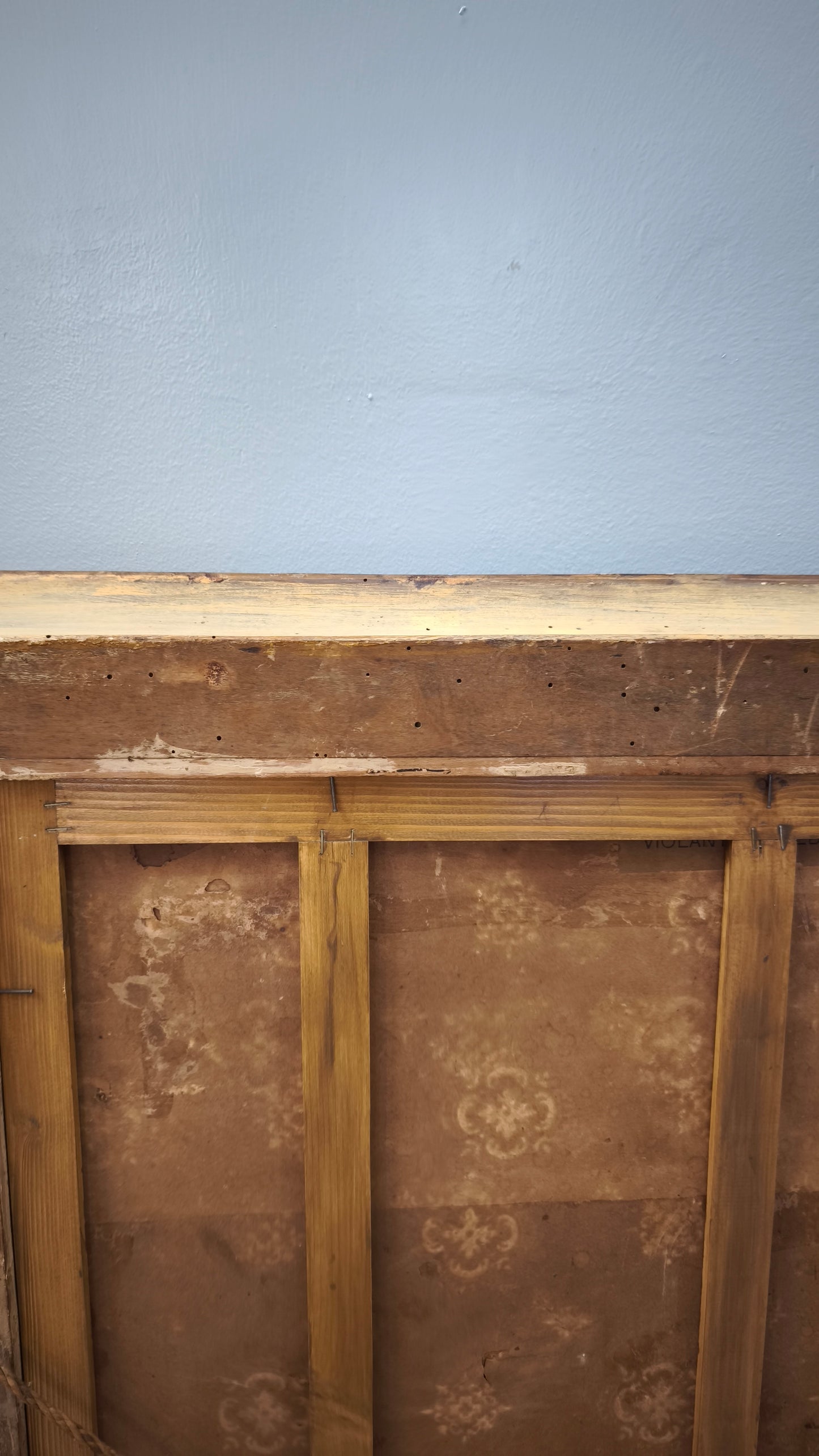 84741 Quadro dipinto con fiori e cornice in legno dorato lavorato