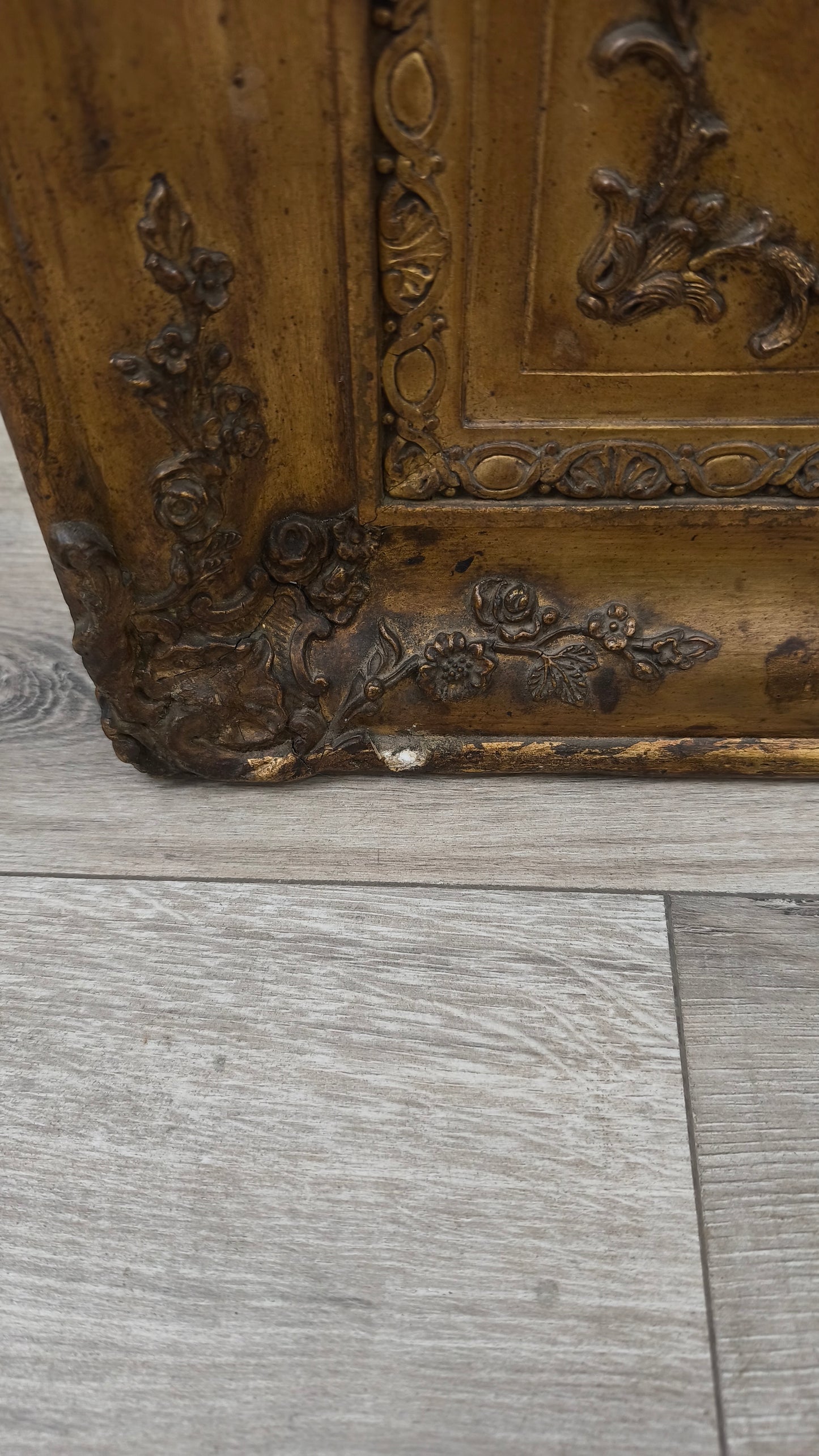 84741 Quadro dipinto con fiori e cornice in legno dorato lavorato