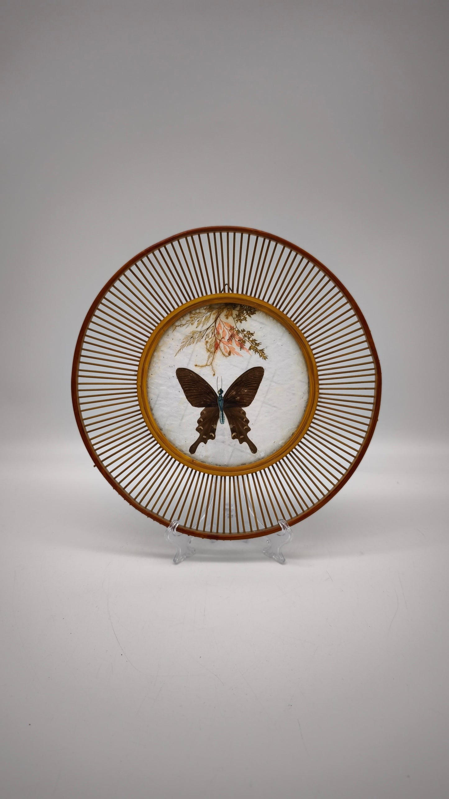 84682 Piatto decorativo in vimini con farfalla