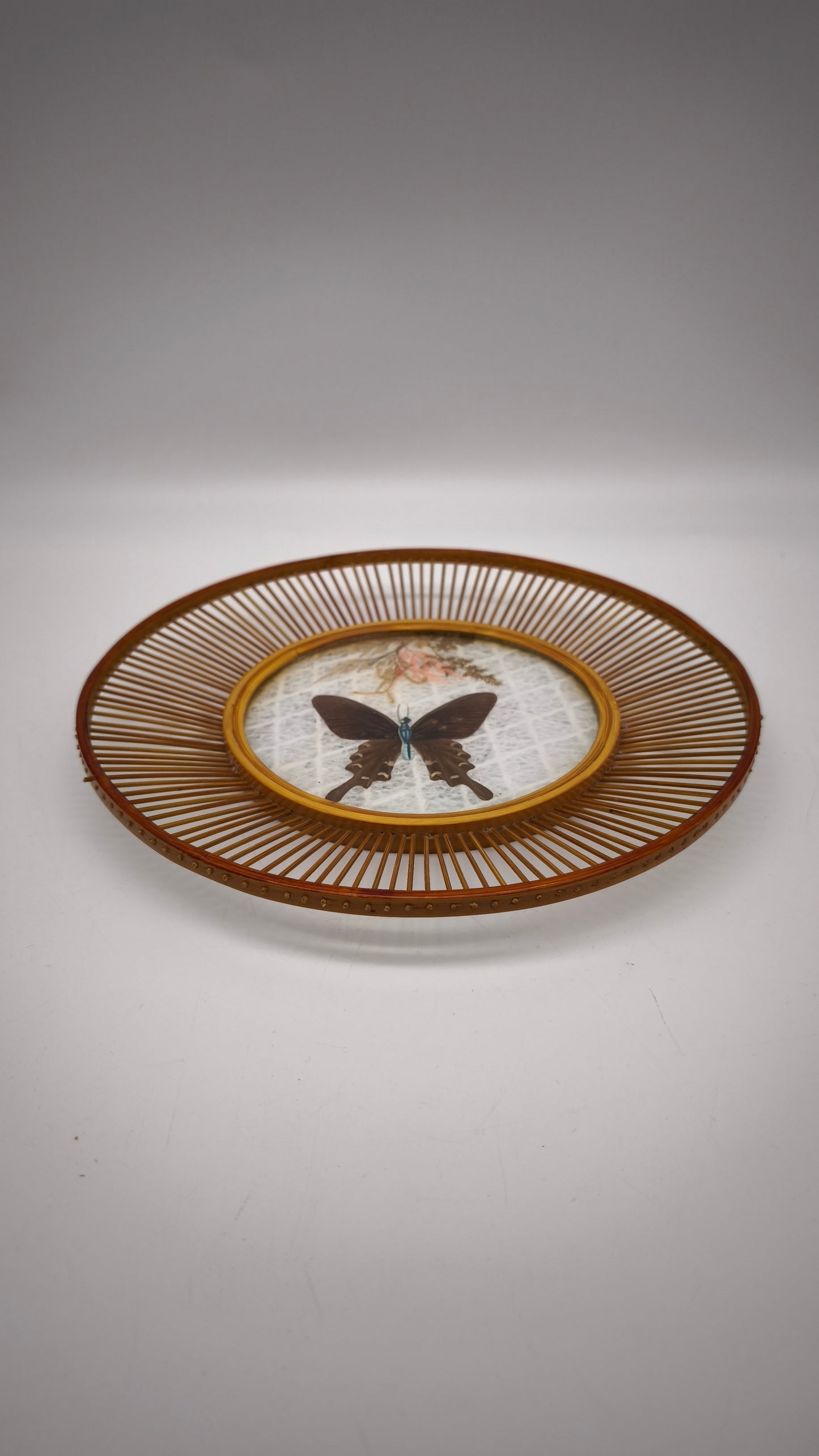 84682 Piatto decorativo in vimini con farfalla