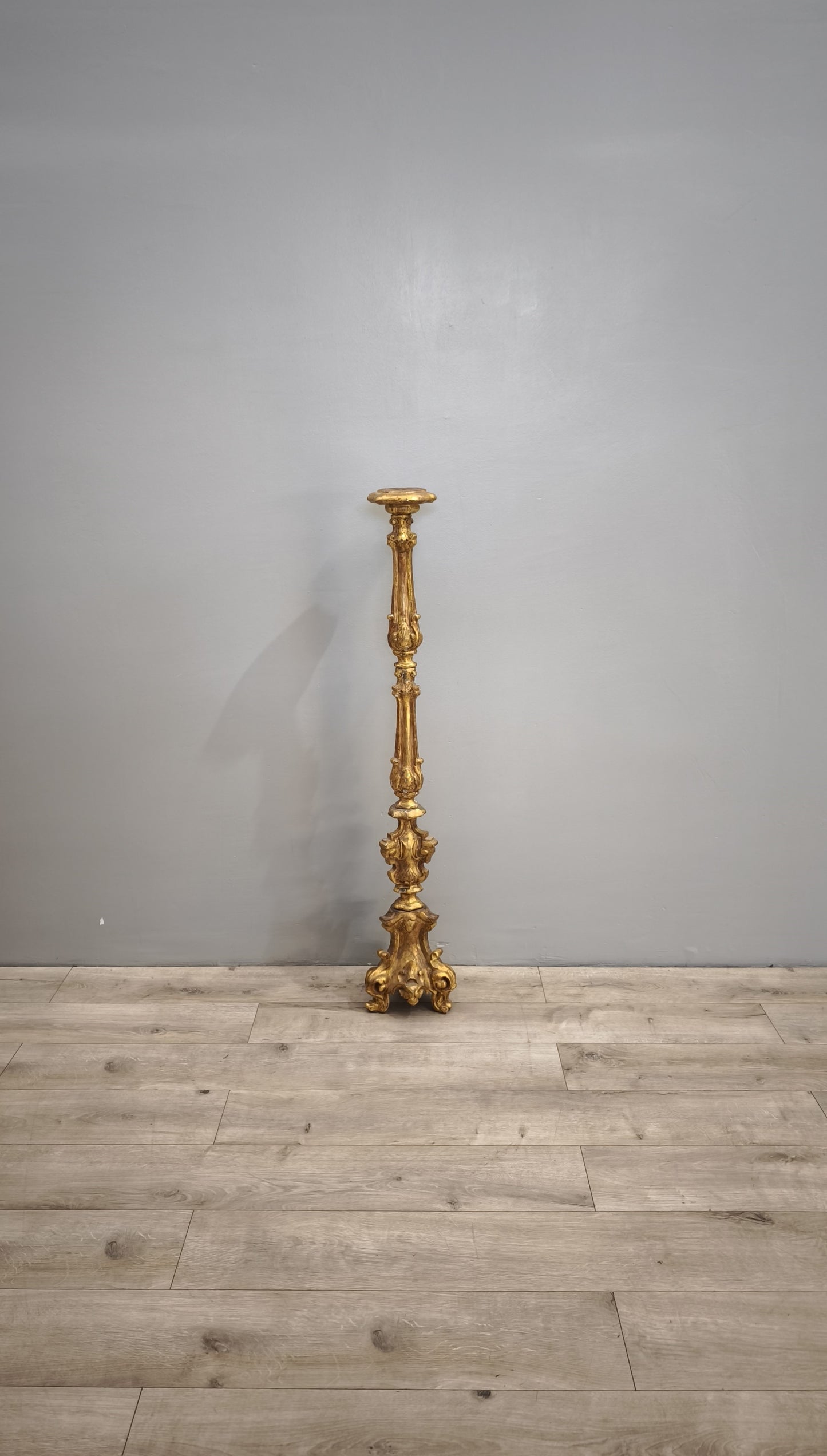 84779 Candeliere in legno dorato intagliato